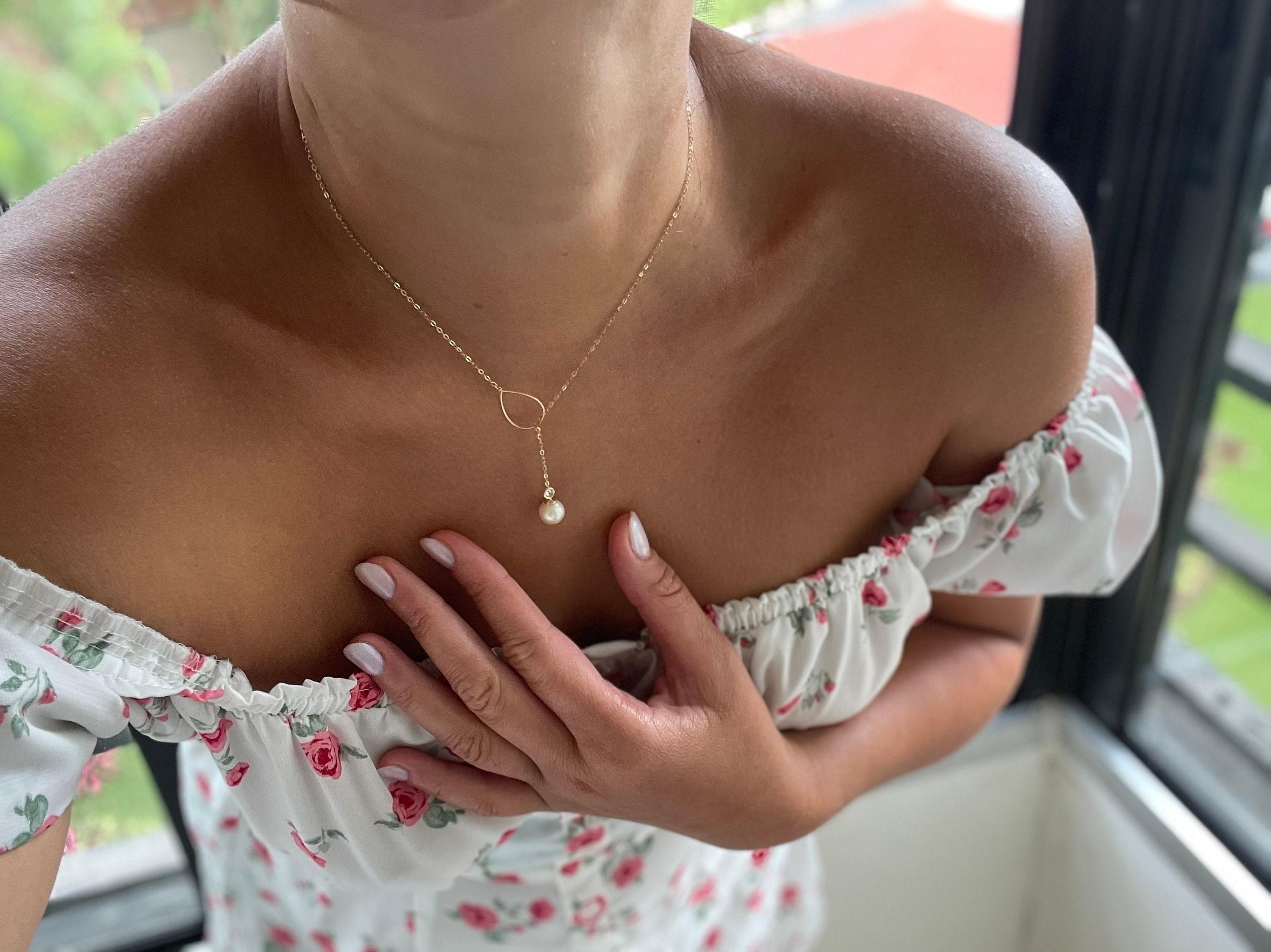 Una splendida collana a goccia che può essere regolata a qualsiasi lunghezza! Grande perla del mare del sud con un diamante in cima in oro bianco 14KT. Il diamante ha una purezza Si e un colore G. La perla è di colore avorio, moderatamente