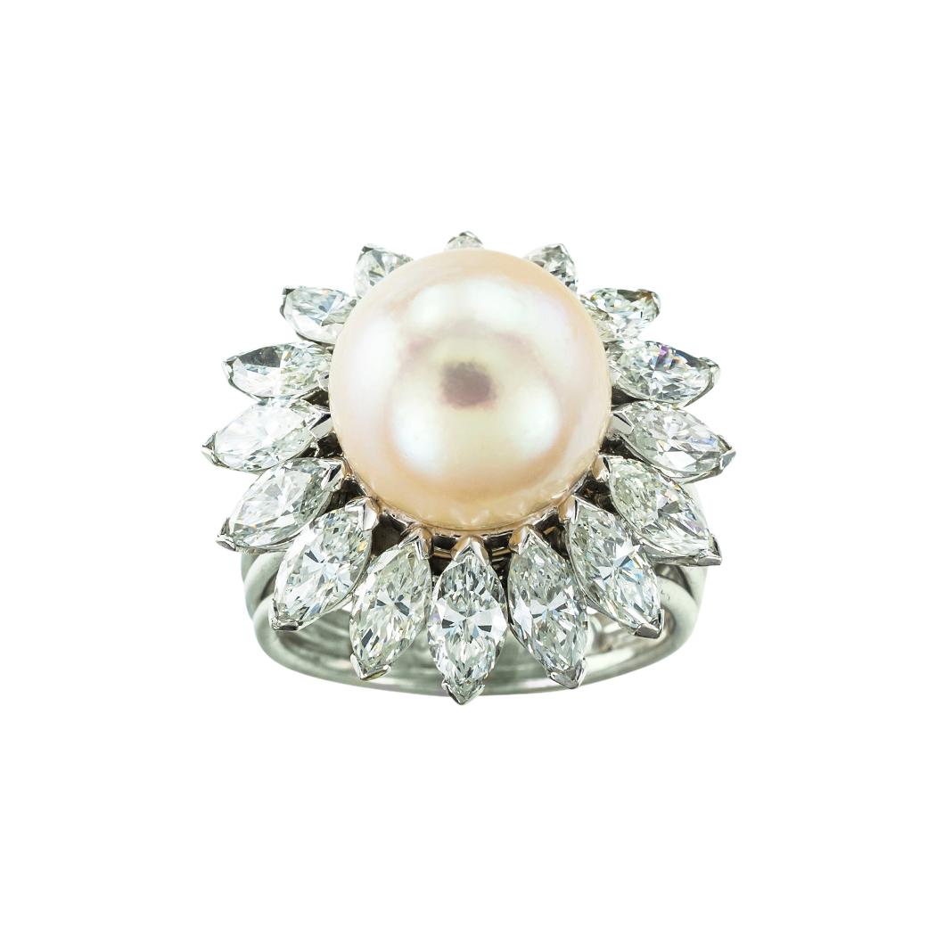 South Sea cultured pearl diamond and platinum cocktail ring circa 1950. *

SPECIFICATIONS:

CULTURED PEARL:  one South Sea cultured pearl measuring approximately 11 mm.

DIAMONDS:  sixteen marquise-shaped diamonds totaling approximately 3.50 carats,