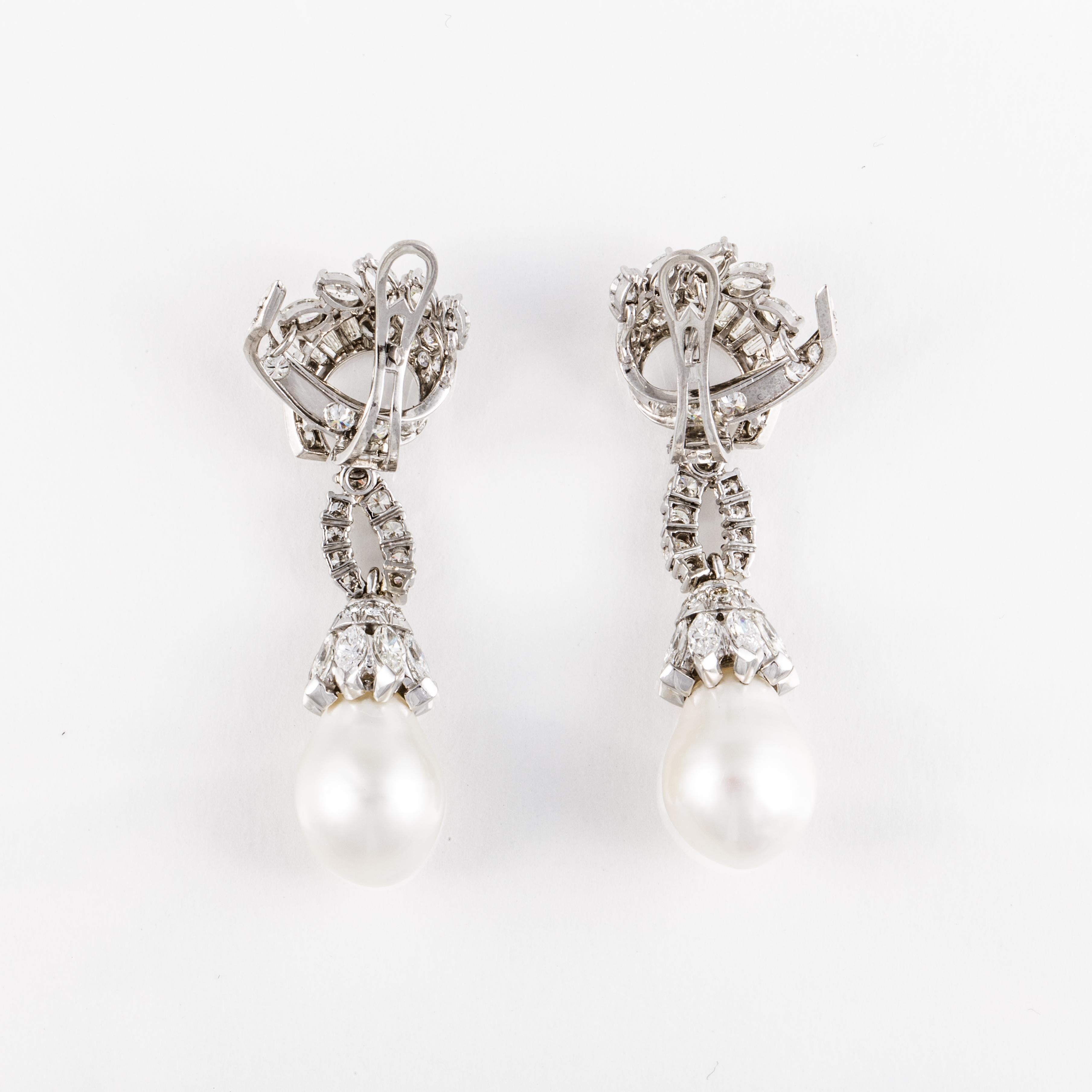 Orecchini di platino con perle dei mari del sud e diamanti.  Le due perle dei Mari del Sud misurano 11,5 mm.  Ci sono diamanti rotondi, marquise e baguette per un totale di 5,50 carati; colore G-I e purezza VVS-SI.  Misura 1.7/8 pollici di lunghezza
