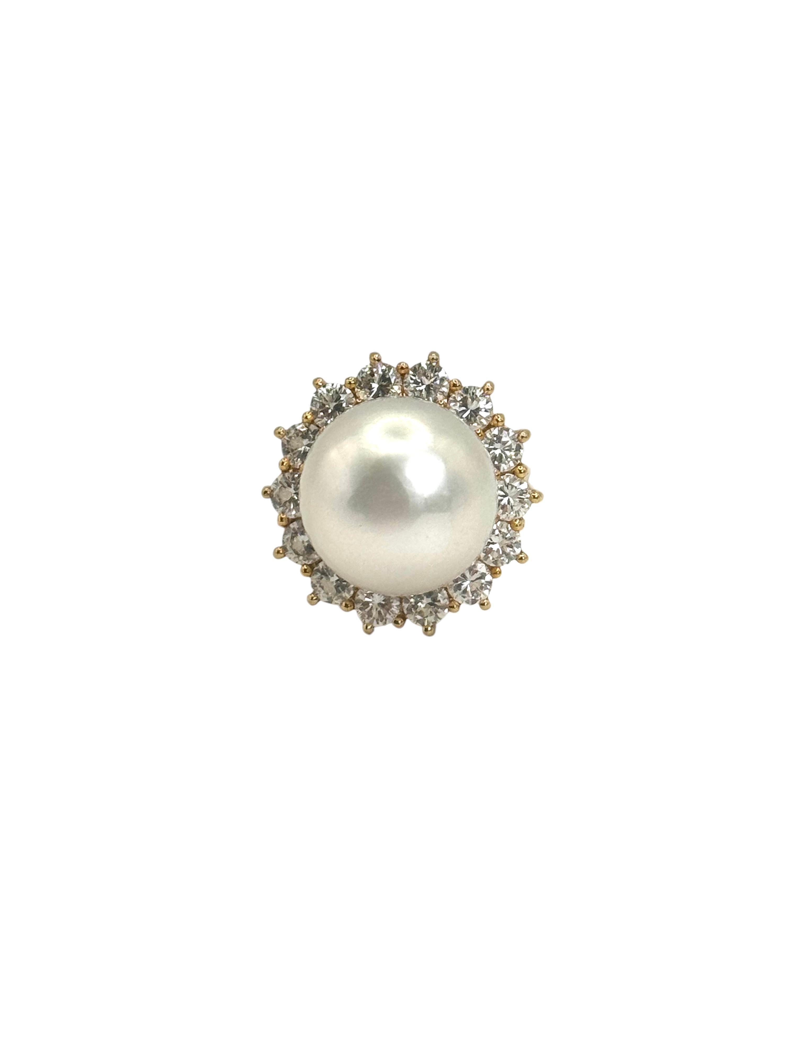Bague en or jaune 18 carats avec au centre une perle ronde des mers du sud d'environ 14x13,5 mm entourée de 14 Brilliantes d'environ 1,54 carats.

