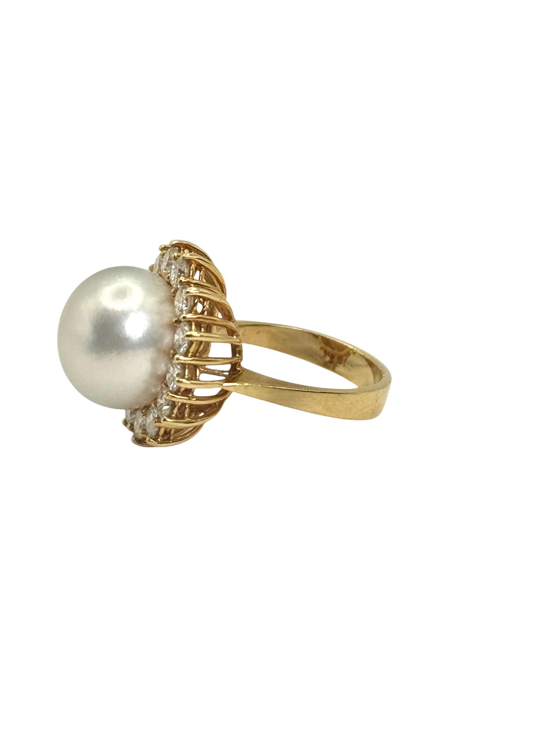 Taille brillant Bague en or jaune 18K avec perles des mers du Sud et diamants en vente