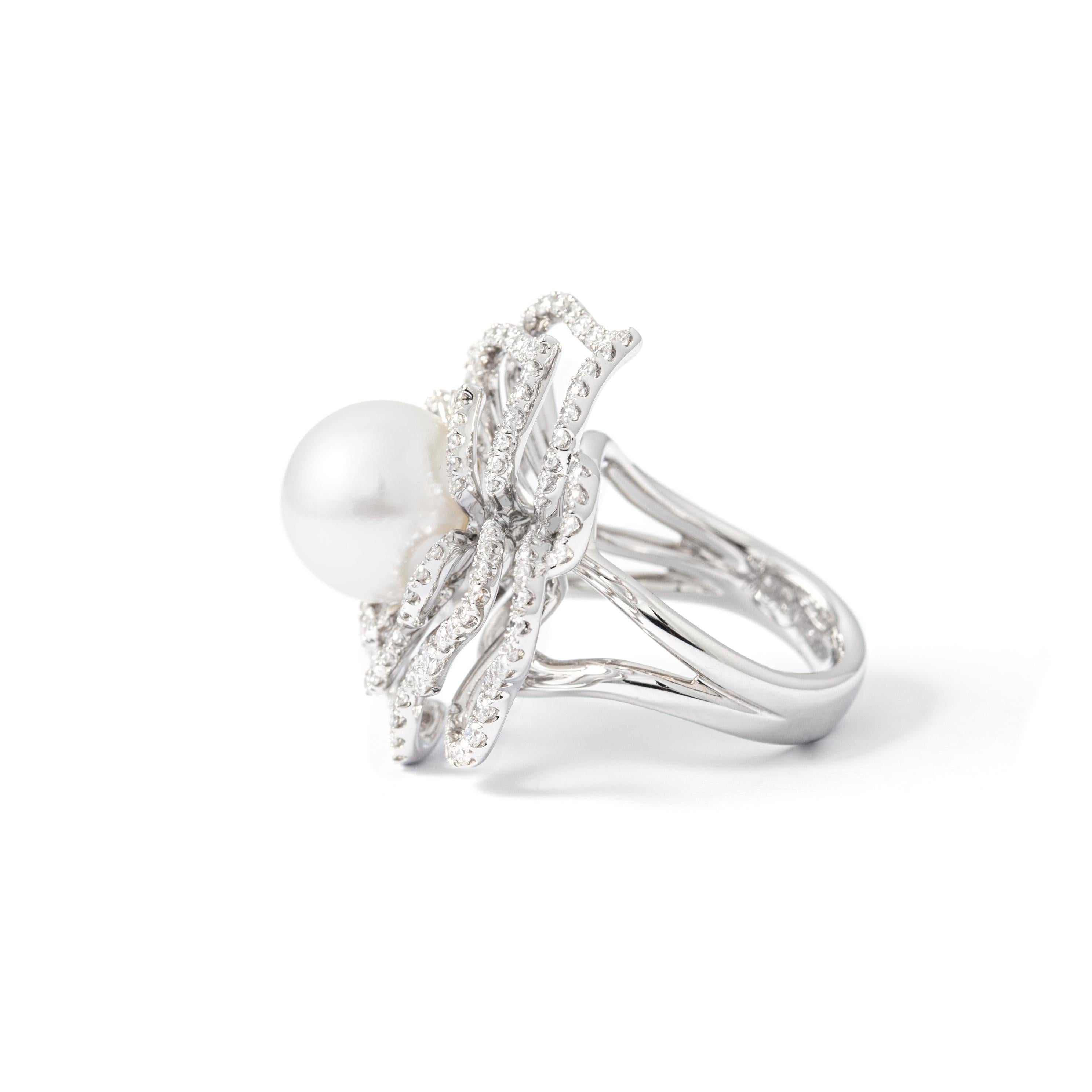 South Sea Pearl Diamond Ring In New Condition For Sale In Geneva, CH