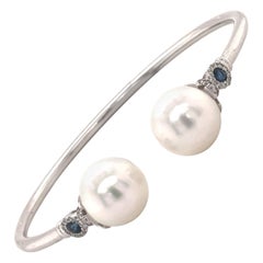 Bracelet jonc en or blanc 18 carats avec perles des mers du Sud, diamants et saphirs de 0,32 carat