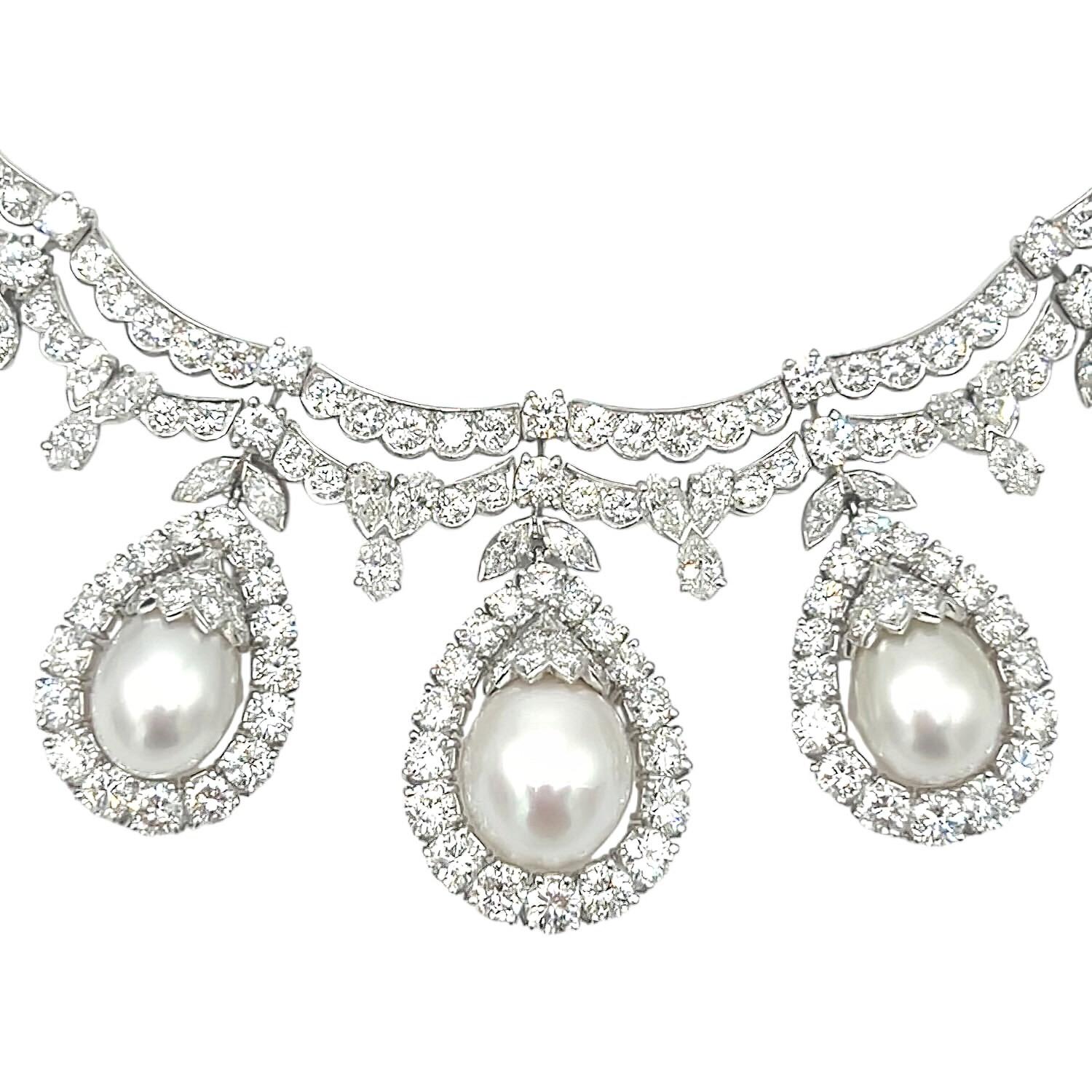 Un collar de platino, perlas y diamantes.  Diseñado como un collar festoneado de diamantes de talla brillante redondos y diamantes de talla marquesa con dos filas de festoneado en la parte delantera que suspenden siete gotas de perlas graduadas del