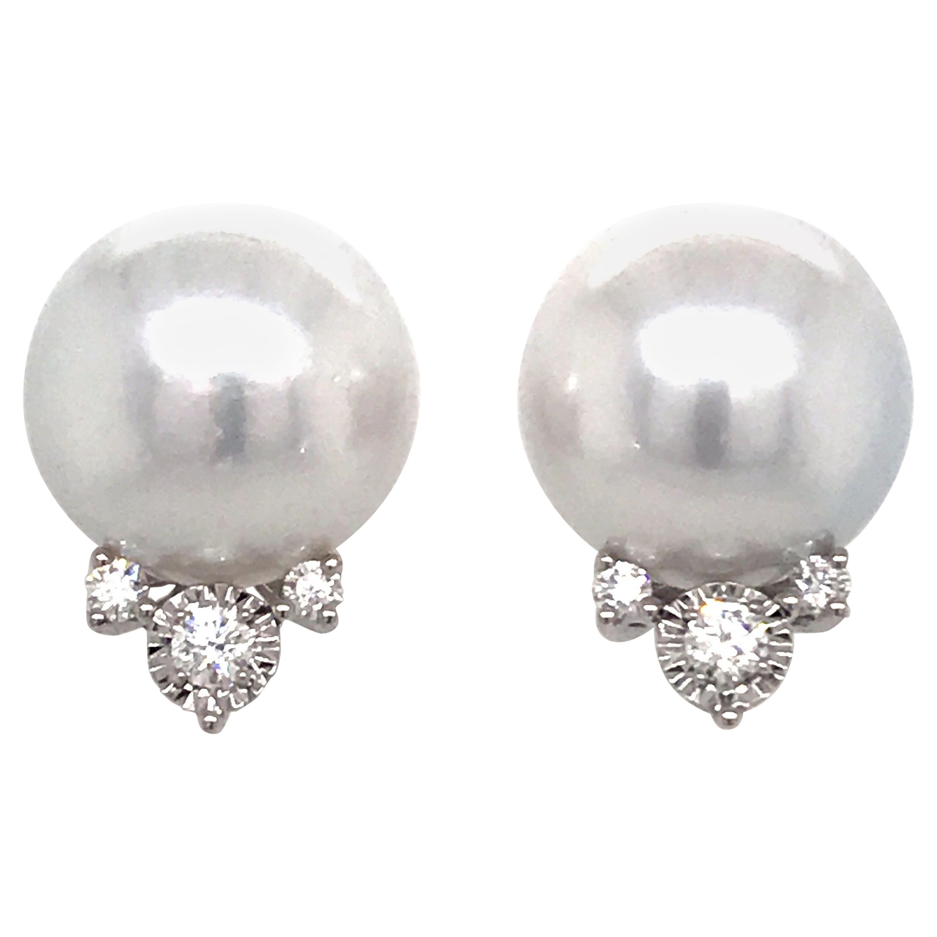Clous d'oreilles en or blanc 18 carats avec perles des mers du Sud et diamants de 0,34 carat