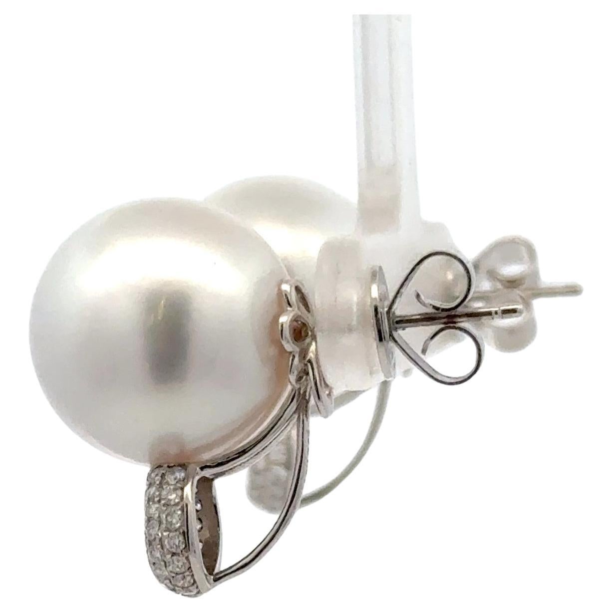 Orecchini a perno in oro bianco 18 carati con due perle dei mari del sud di 14-15 mm e un disegno decorativo di diamanti circolari con 104 brillanti rotondi, 0,49 carati. 