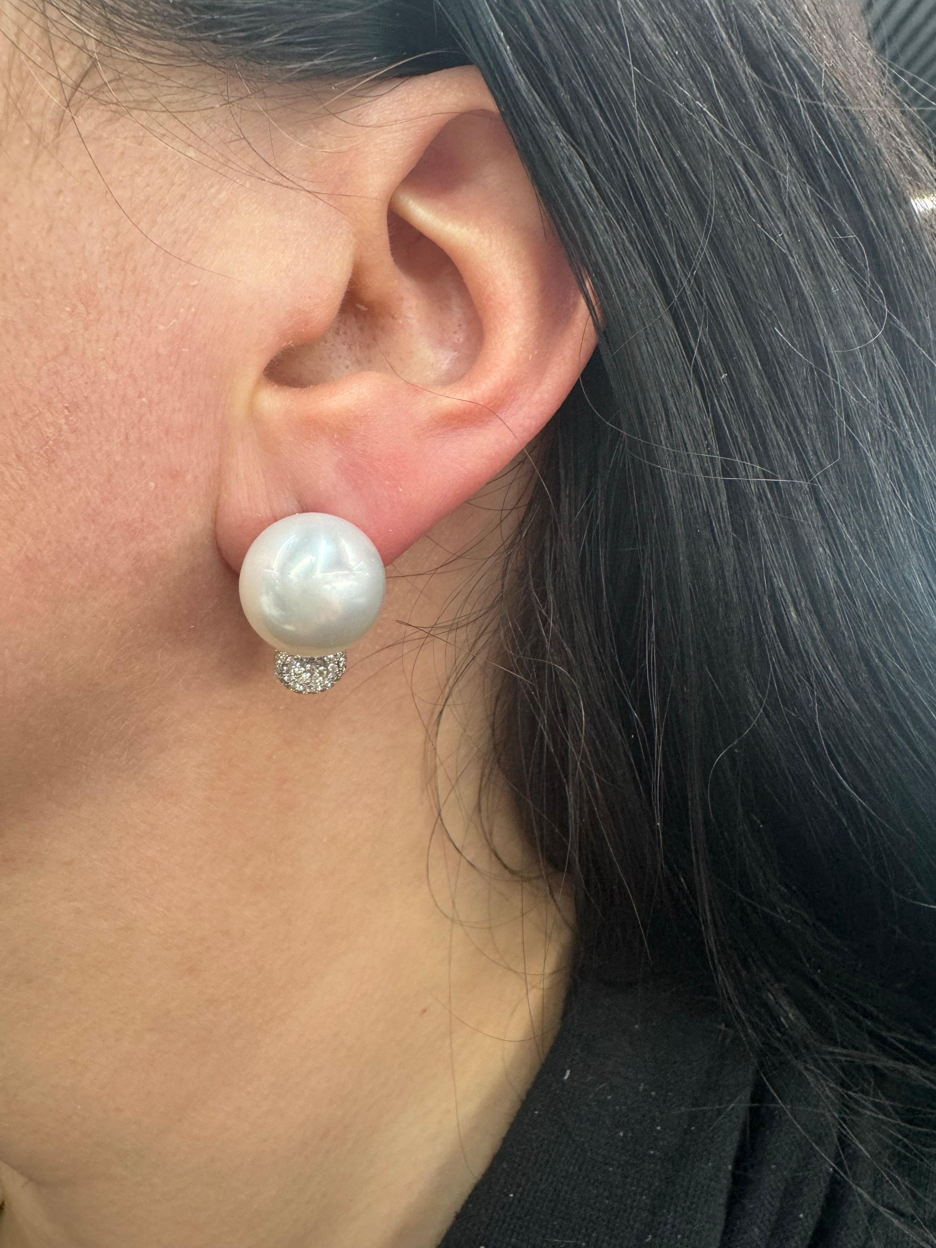 Orecchini con perle dei mari del sud e diamanti 0,49 carati in oro bianco 18 carati 14-15 mm In condizioni Nuovo in vendita a New York, NY