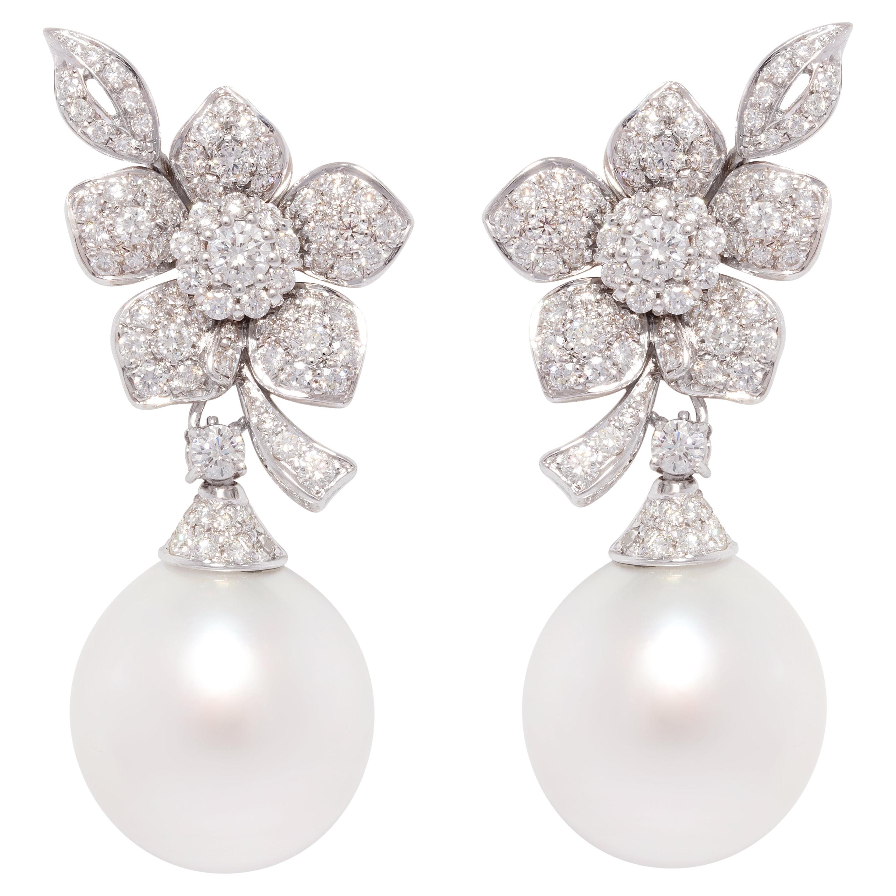 Orecchini in oro bianco con perle dei Mari del Sud e diamanti, con motivo floreale, disegnati da Ella Gafter