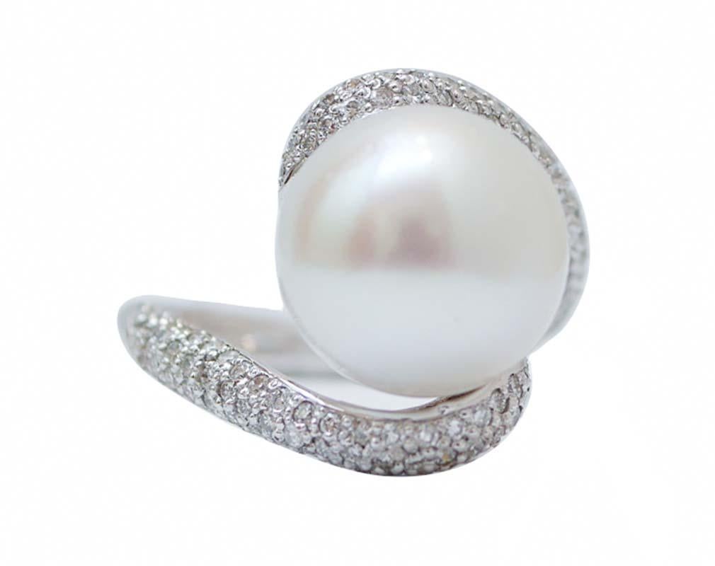 Amazing ring in 14 kt white gold structure mounted with a central south-sea pearl surrounded by diamonds.
This ring was totally handmade by Italian master goldsmiths and it is in perfect conditions.
Diamonds 1.13 ct
Pearl 3.50 gr - 13.5 mm
Total