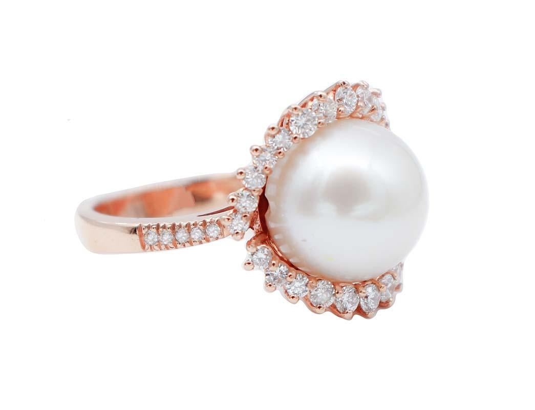 Bellissimo anello moderno in oro rosa 18 carati montato con una perla del mare del sud nella parte centrale circondata da diamanti.
Diamanti 1,11 ct
Perla 2,70 gr - 12,5 mm
Peso totale 7.30 gr
RF  +FEII
Italiano Taglia 15
Usa Taglia 7.17
Dimensione