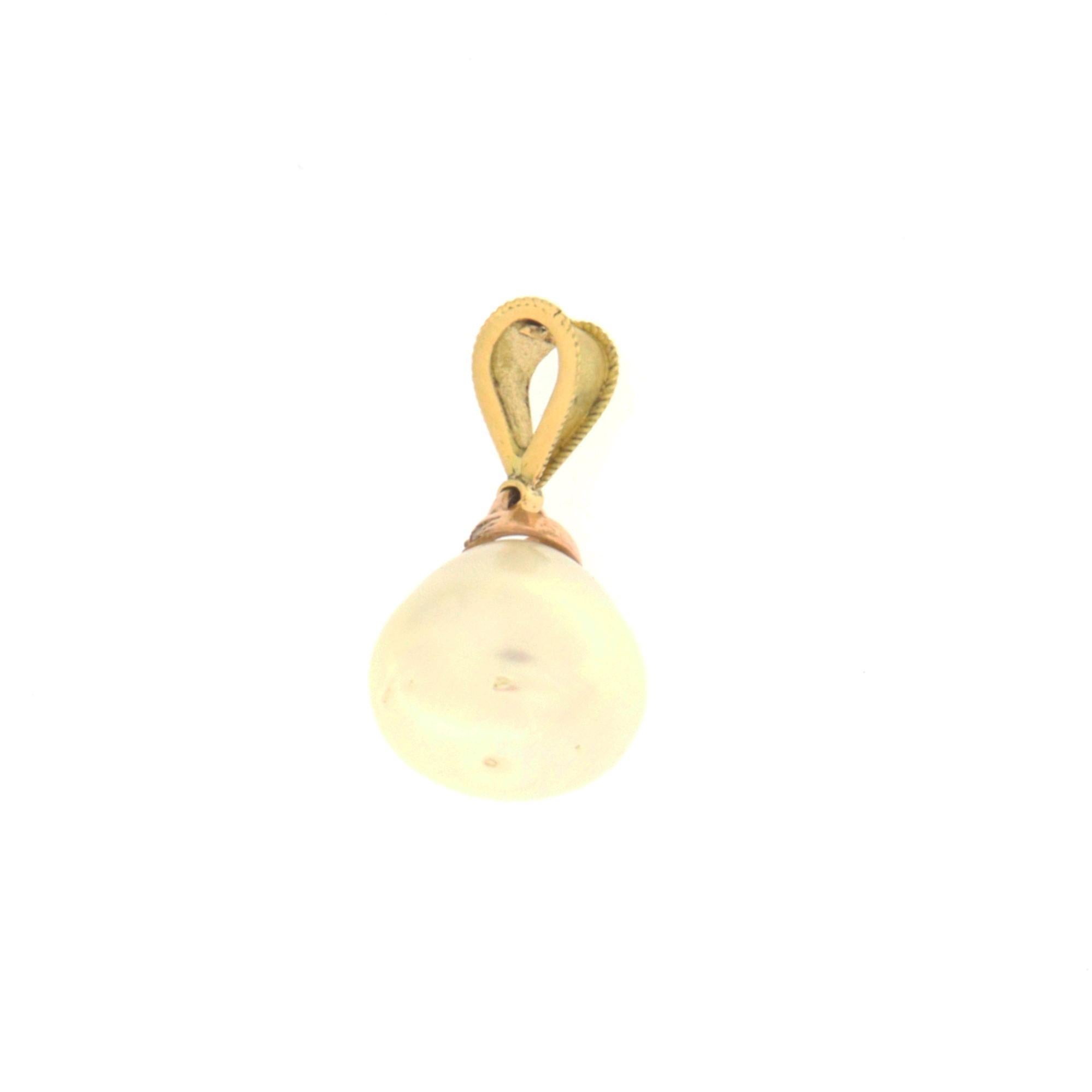 Beautiful 18 karat yellow gold pendant necklace.Handmade by our craftsmen assembled with diamonds and South Sea Pearl

Diamonds weight 0.05 karat
Necklace total weight 5.60 grams
Pearl size 14.69 mm
(chain is not included in the price)