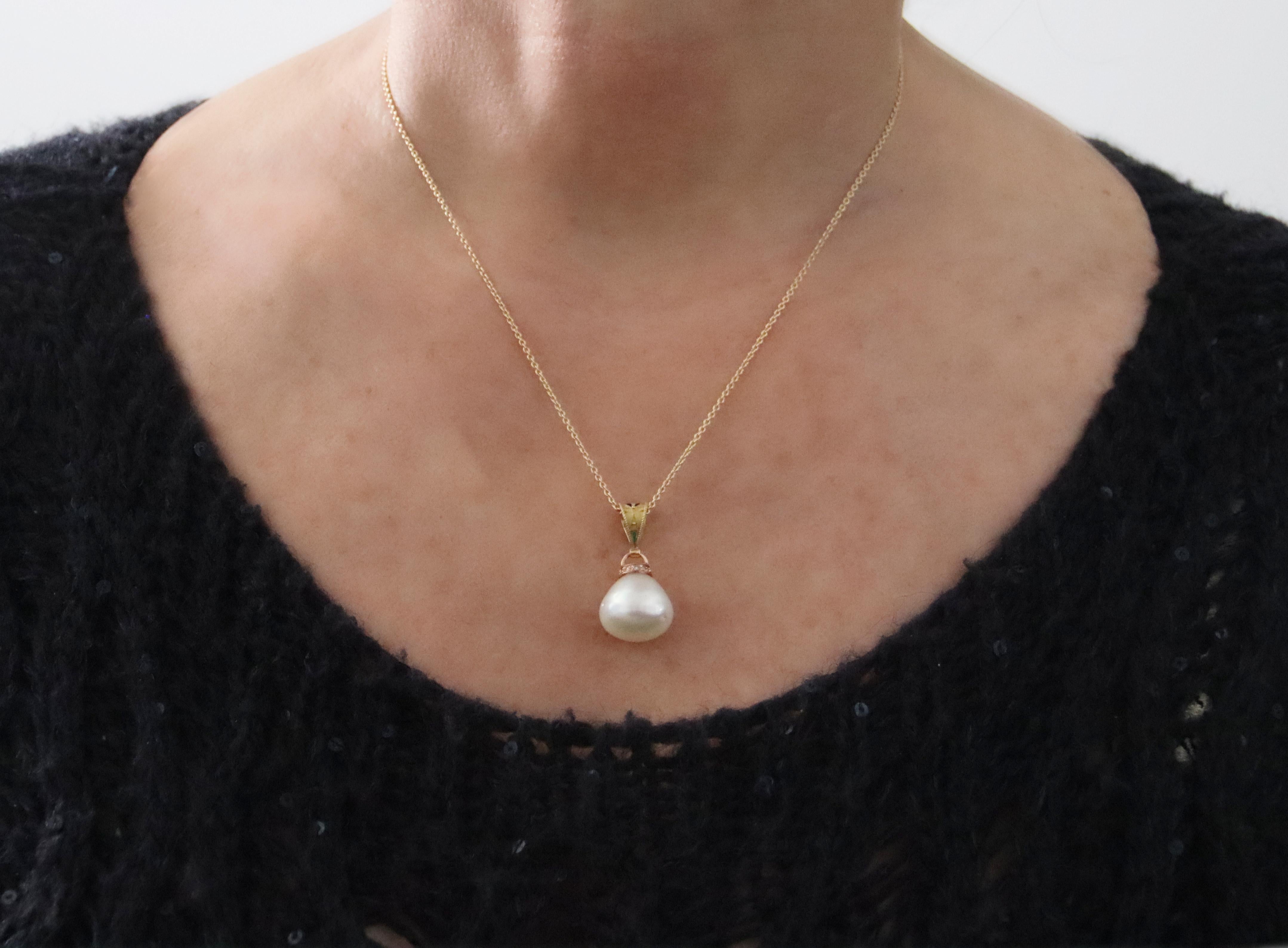 South Sea Pearl Diamonds 18 Karat Yellow Gold Pendant Necklace For Sale 1