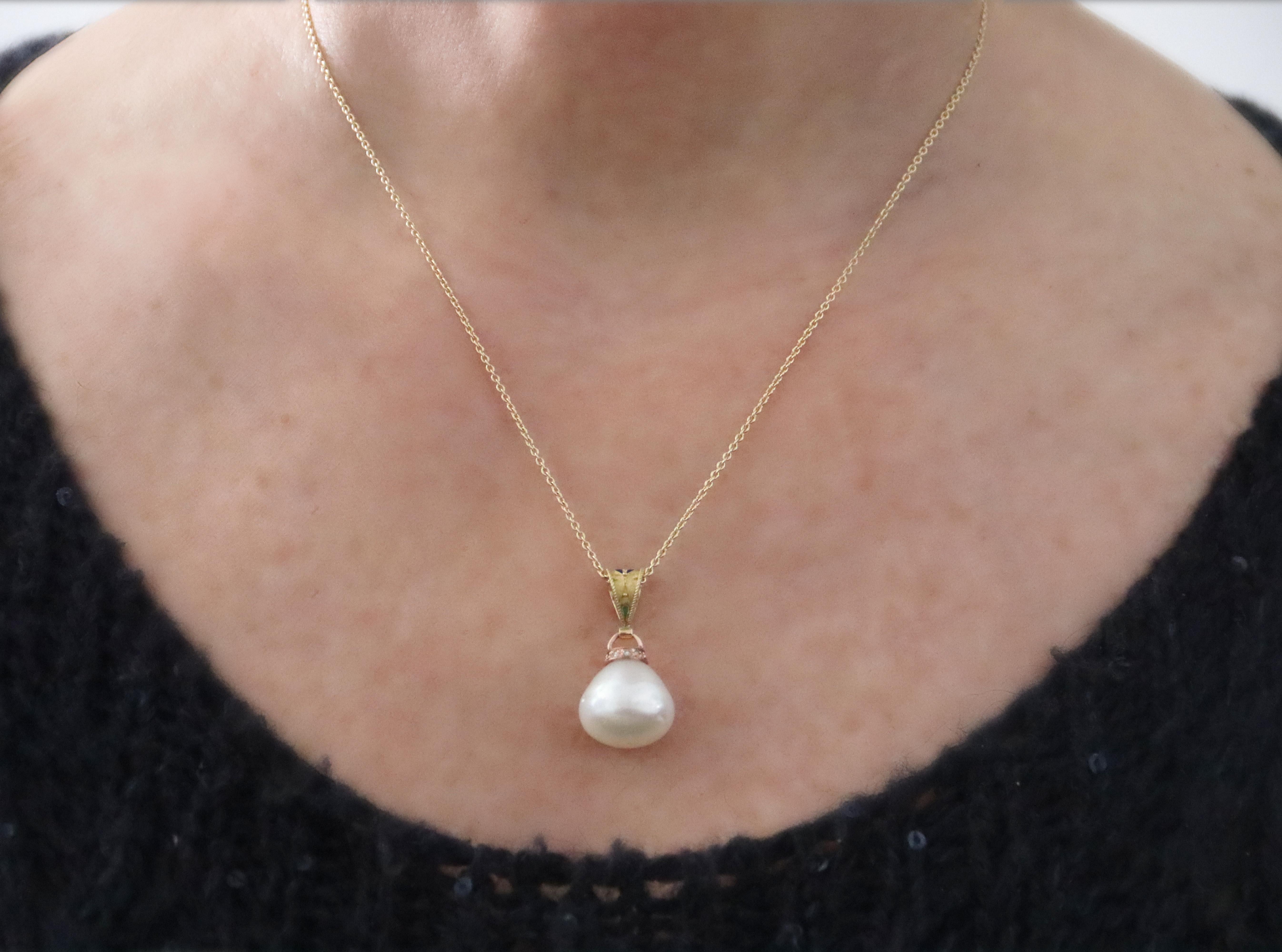 South Sea Pearl Diamonds 18 Karat Yellow Gold Pendant Necklace For Sale 2