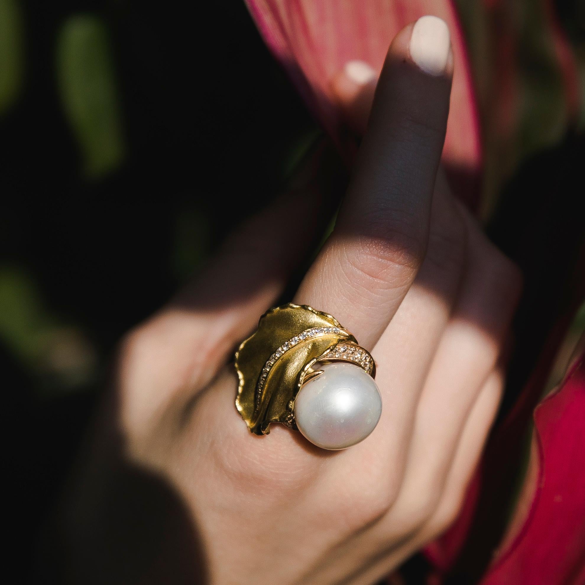South Sea Pearl Diamonds 18 Karat Yellow Gold Floral Ring, 1970 In Good Condition For Sale In Herzelia, Tel Aviv