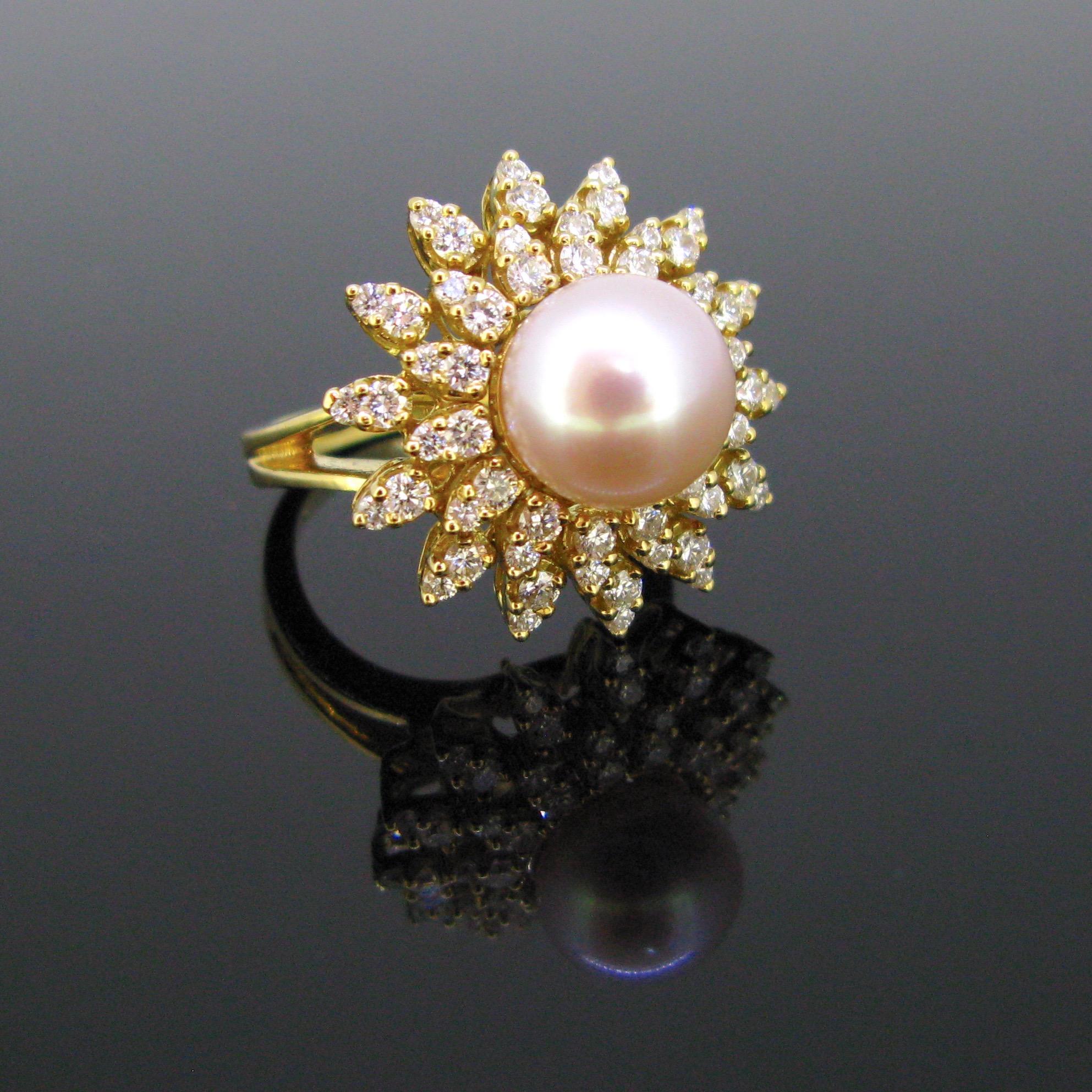 This ring is fully made in 18kt yellow gold. It is set in its centre with a white pinkish cultured South Sea pearl of 10mm surrounded by two rows of 56 brilliant cut diamonds with an approximate total carat weight of 1ct. It is in very good