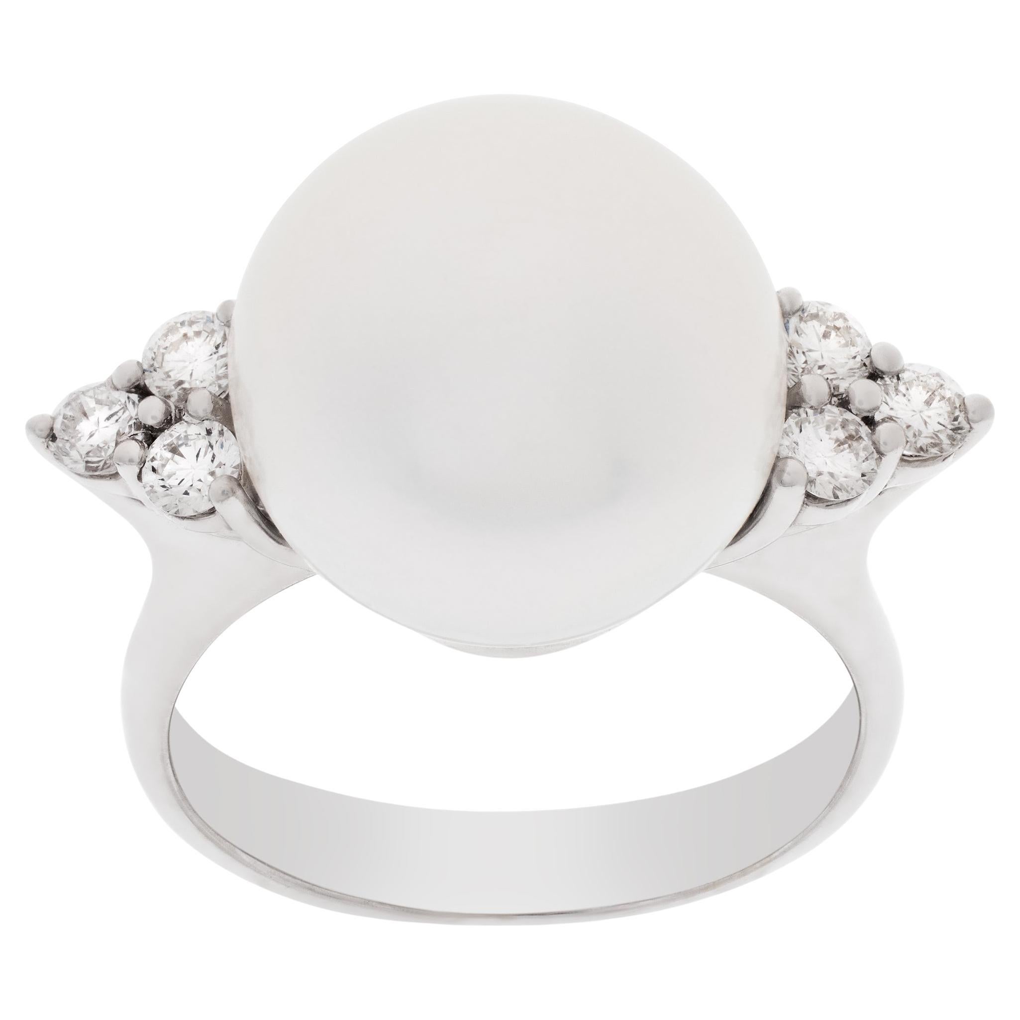 Bague en or blanc 18 carats sertie de perles des mers du Sud et de diamants en vente