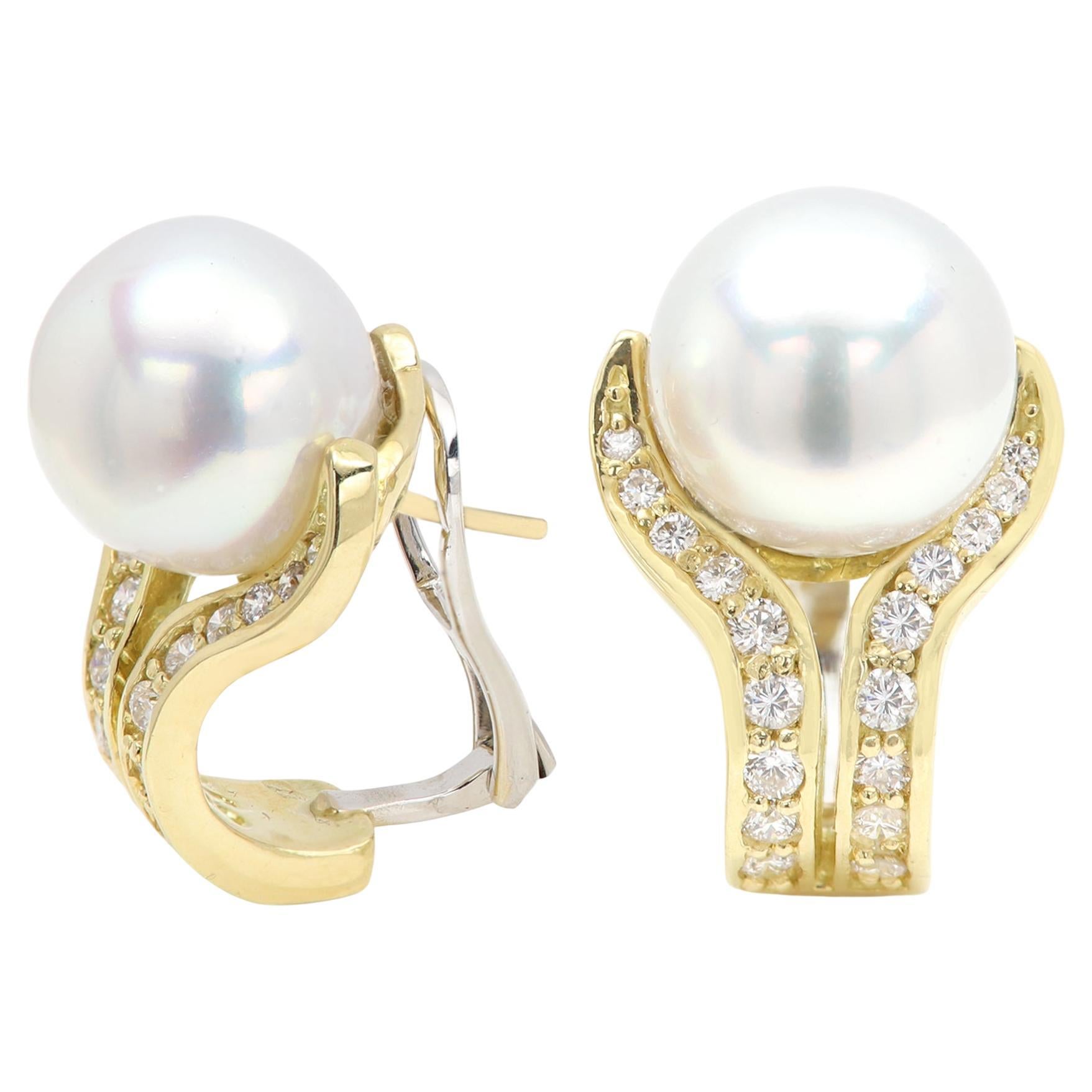 Boucles d
oreilles perles des mers du sud 13.5mm et diamants 18k en vente