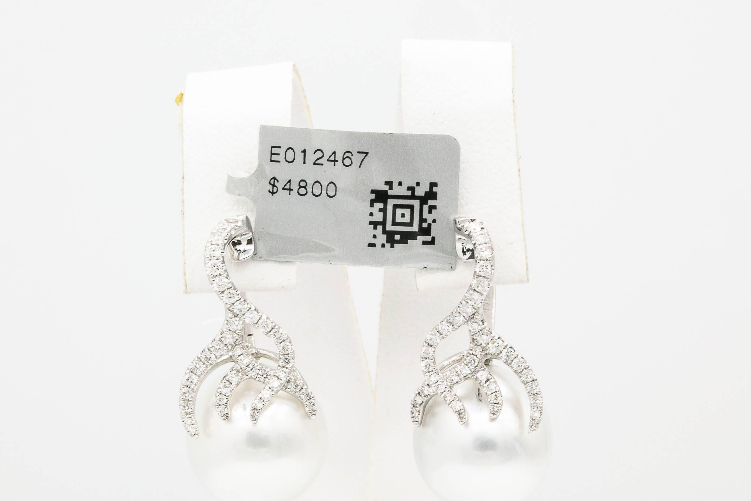 18K White Gold
South Sea Pearl 13-14mm
Diamonds 0.52 Cts.