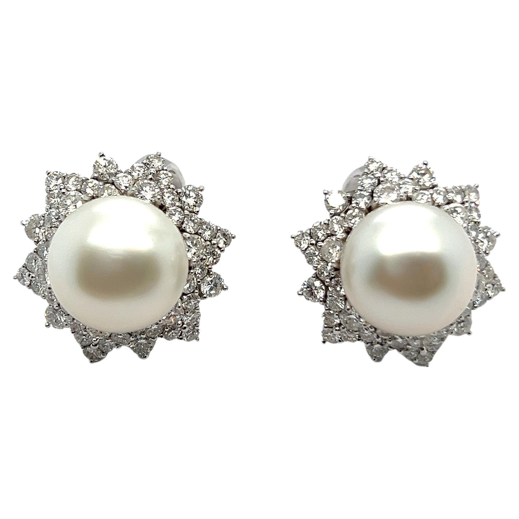 Erleben Sie himmlische Eleganz mit unseren atemberaubenden Perlenohrringen von Meister. Die aus leuchtendem 18-karätigem Weißgold gefertigten Ohrringe vereinen Raffinesse und Luxus nahtlos. In der Mitte eines jeden Ohrrings befindet sich eine