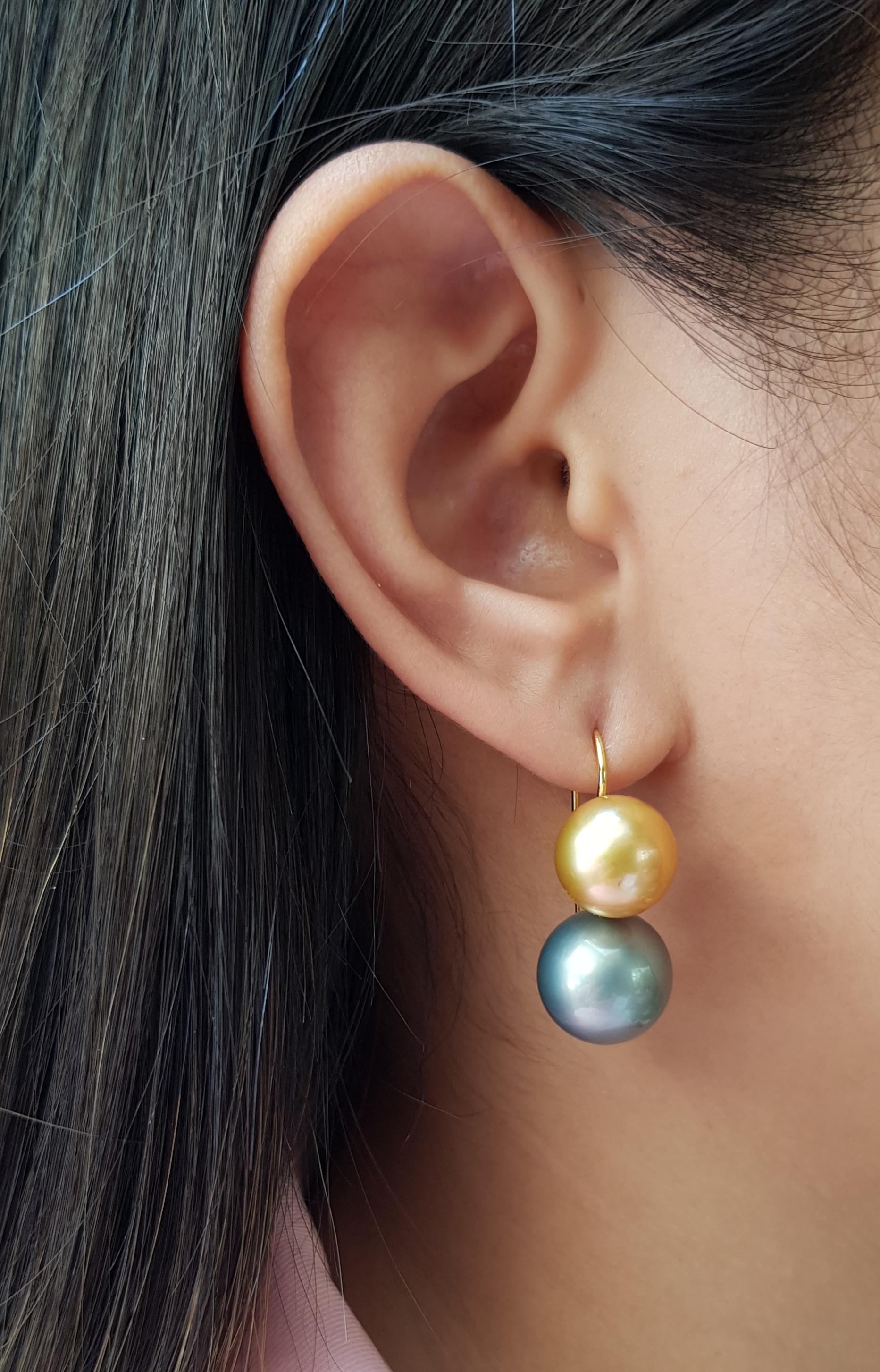 South Sea Pearl Earrings set in 18 Karat Gold Settings

Width: 1.3 cm
Length: 3.1 cm 

