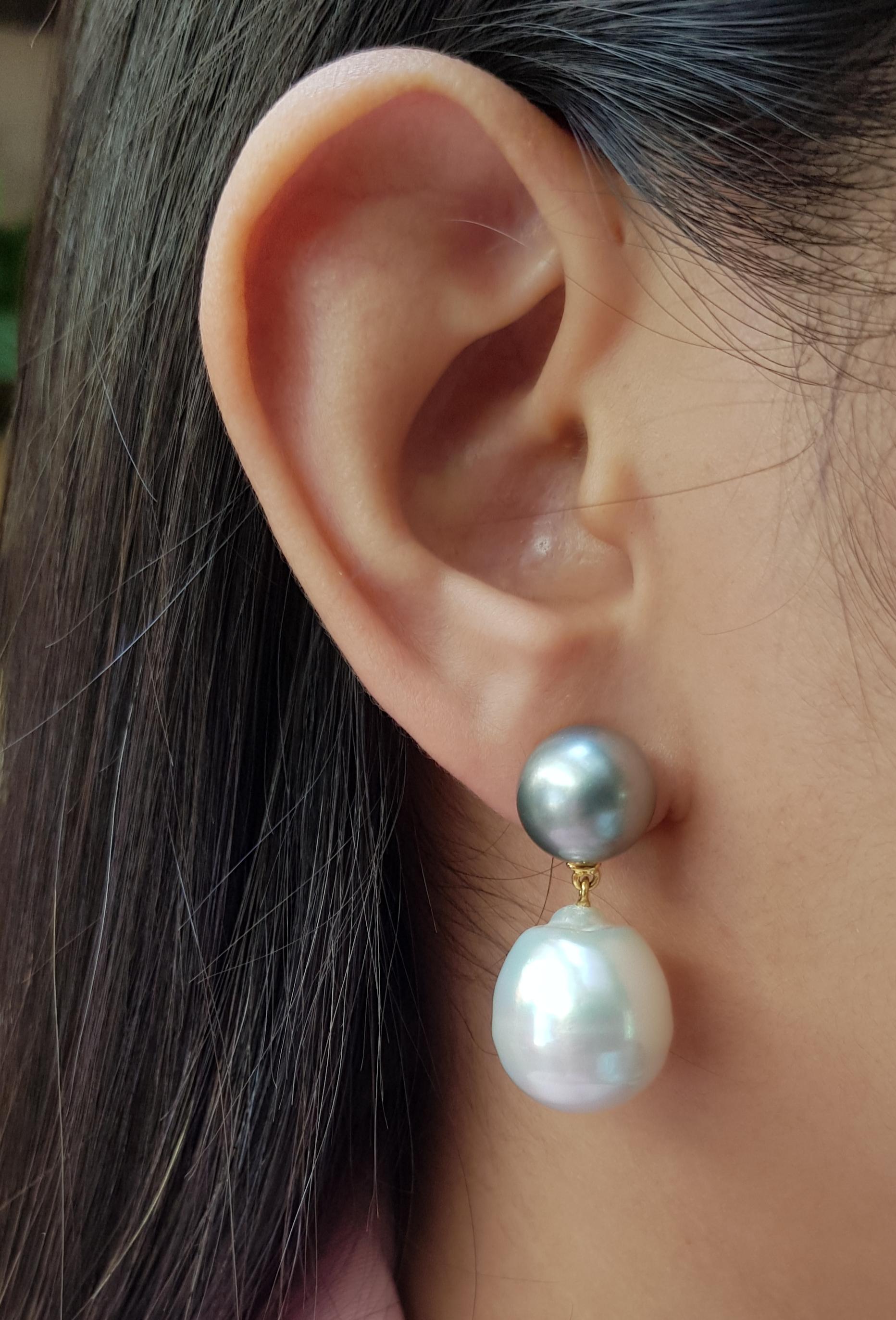 South Sea Pearl Earrings set in 18 Karat Gold Settings

Width: 1.4 cm
Length: 3.1 cm 

