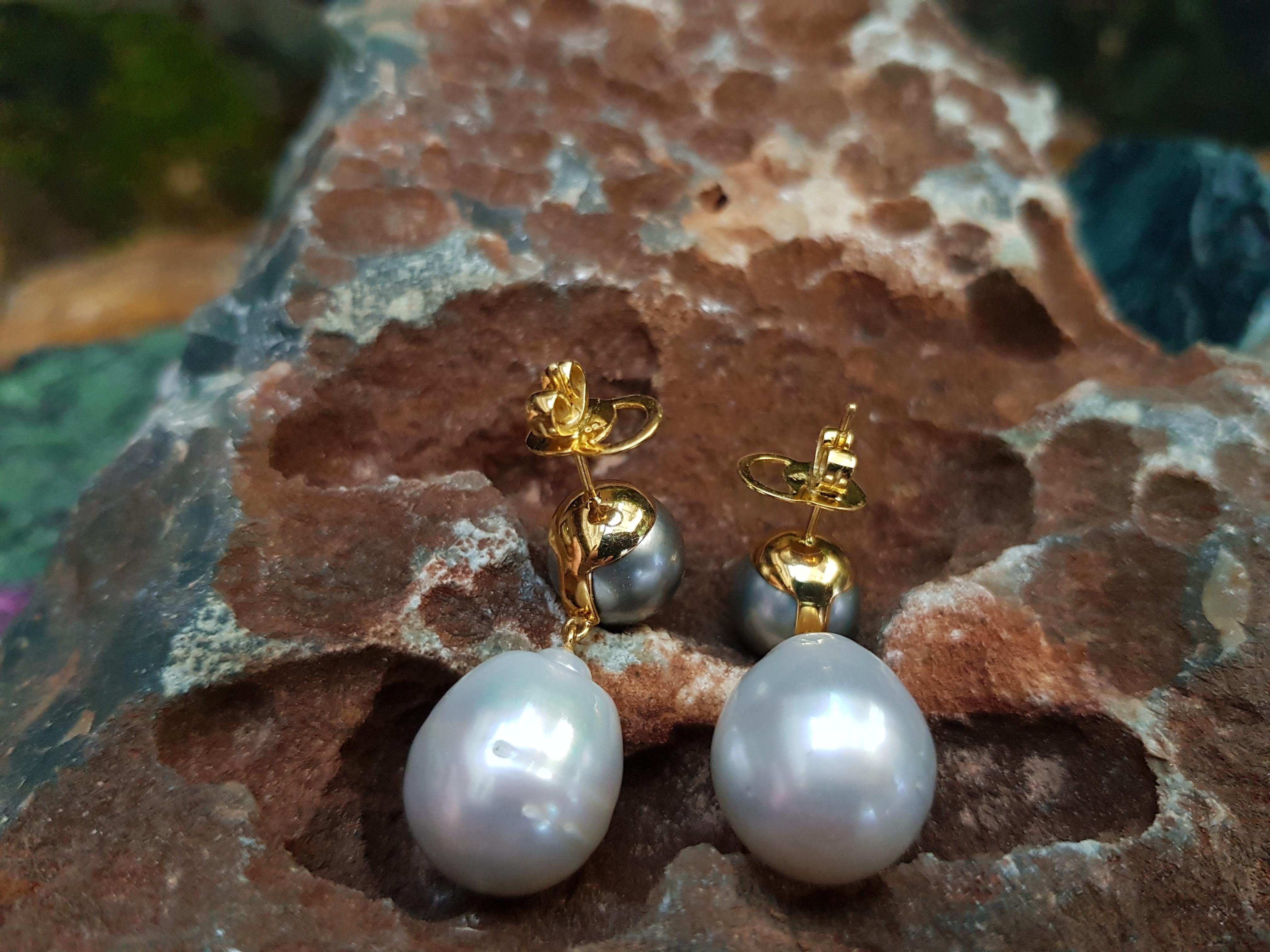 South Sea Pearl Earrings Set in 18 Karat Gold Settings In New Condition In Bangkok, TH