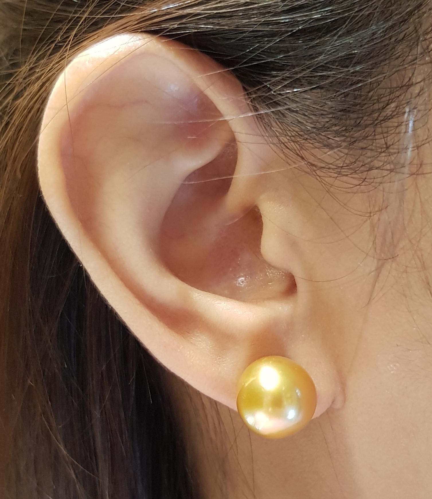 South Sea Pearl Earrings set in 18 Karat White Gold Settings

Width:  1.1 cm 
Length:  1.1 cm
Total Weight: 6.41 grams


