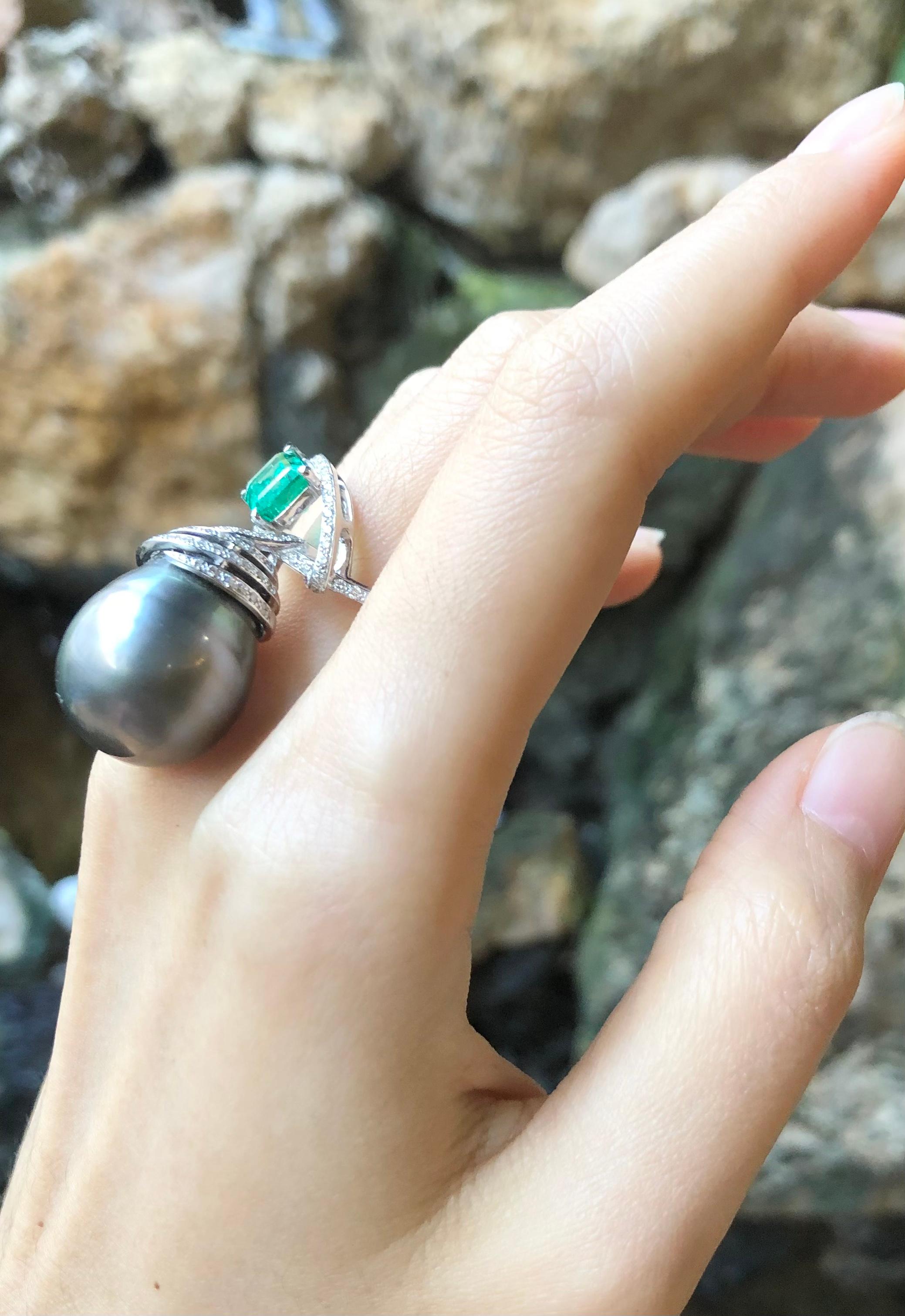 South Sea Pearl, Emerald with Diamond Ring Set in 18 Karat White Gold Settings In New Condition For Sale In Bangkok, TH