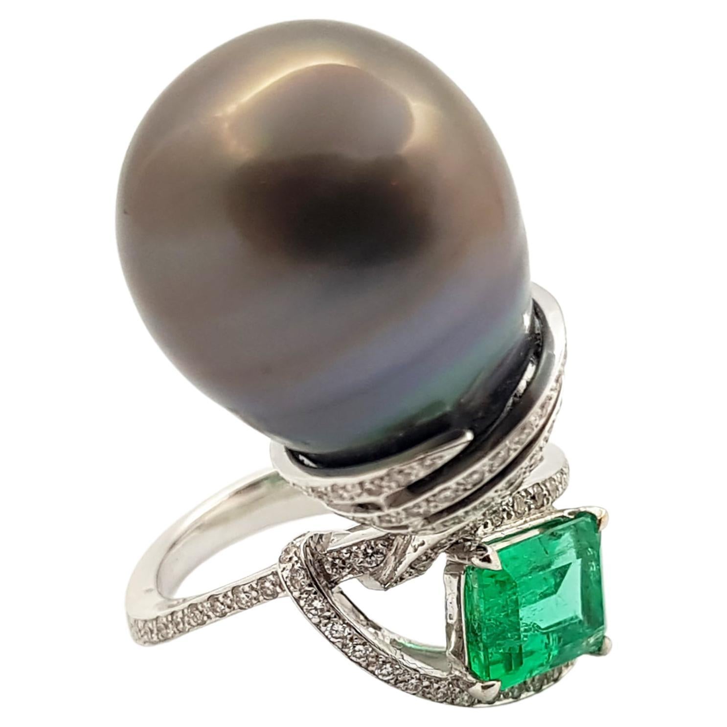 Anello con perle dei mari del sud, smeraldo e diamanti incastonati in oro bianco 18 carati