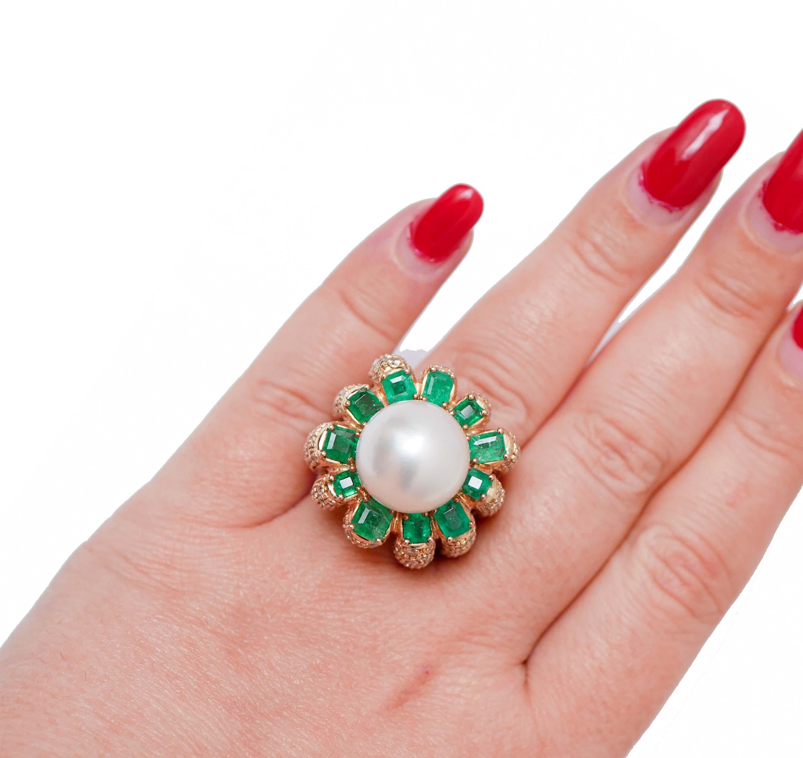 South-Sea Pearl, Emeralds, Diamonds, 14 Karat Rose Gold Ring. In Good Condition For Sale In Marcianise, Marcianise (CE)