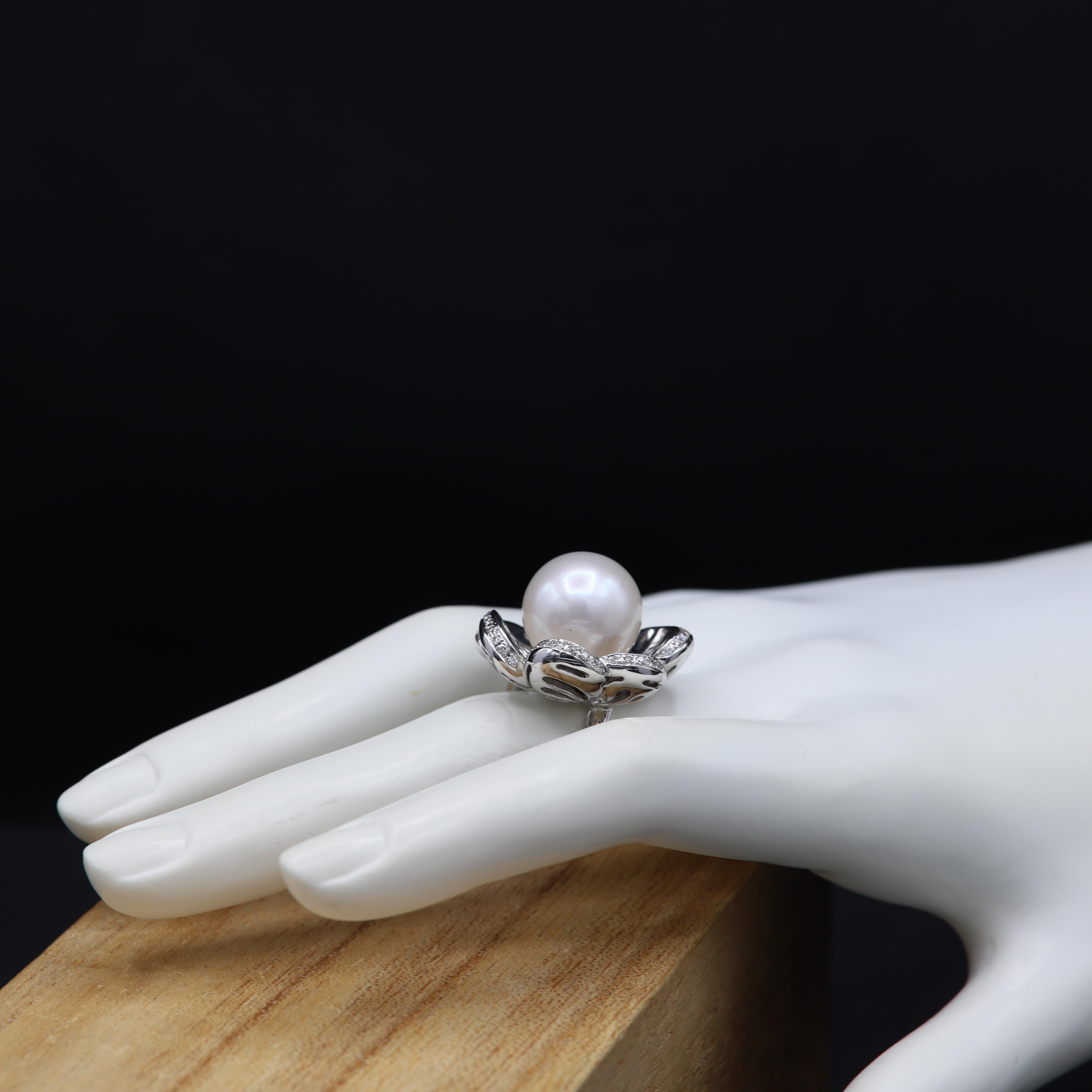 South Sea Pearl Flower Gold Ring 18 Karat White Gold & Diamonds Pearl For Sale 4