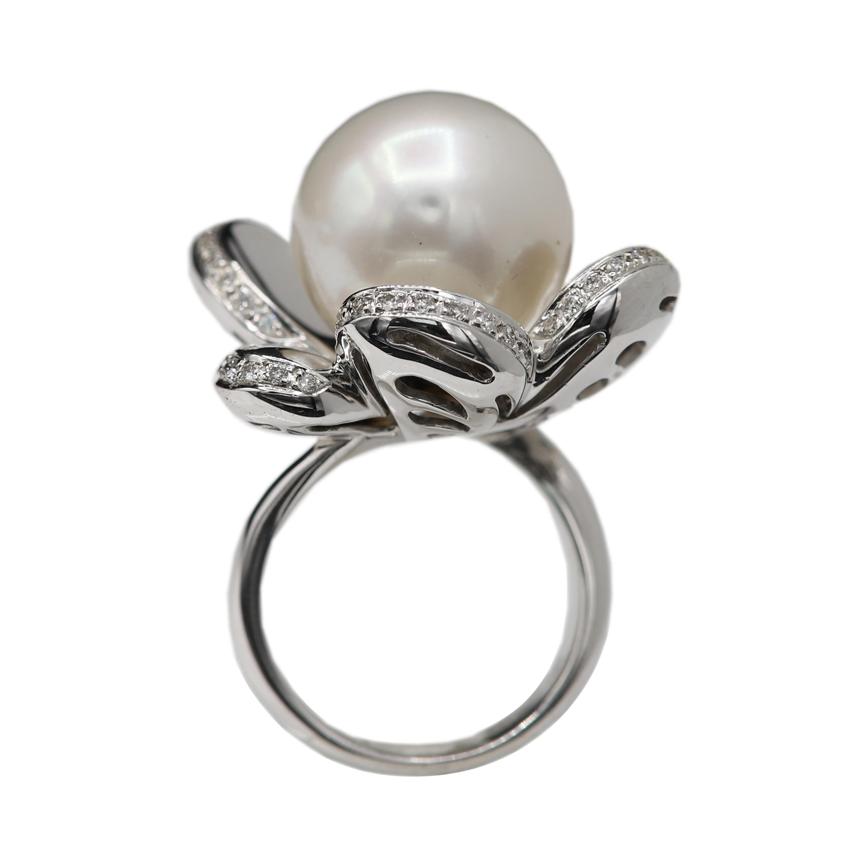 Bague fleur en or blanc 18 carats avec perles des mers du Sud et perles de diamants