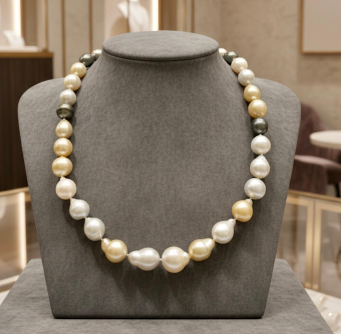 
Estate Stupenda collana di perle barocche dei mari del sud multicolore grigio, argento, crema e bianco non tinto. 
30 perle barocche, ogni perla è unica. La collana è rifinita con una chiusura a sfera rotonda in oro giallo 14k. La splendida collana