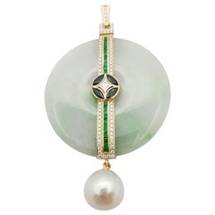 Südseeperle, Jade, Smaragd, Diamant 0,84 Karat Anhänger in 18 Karat Gold gefasst
