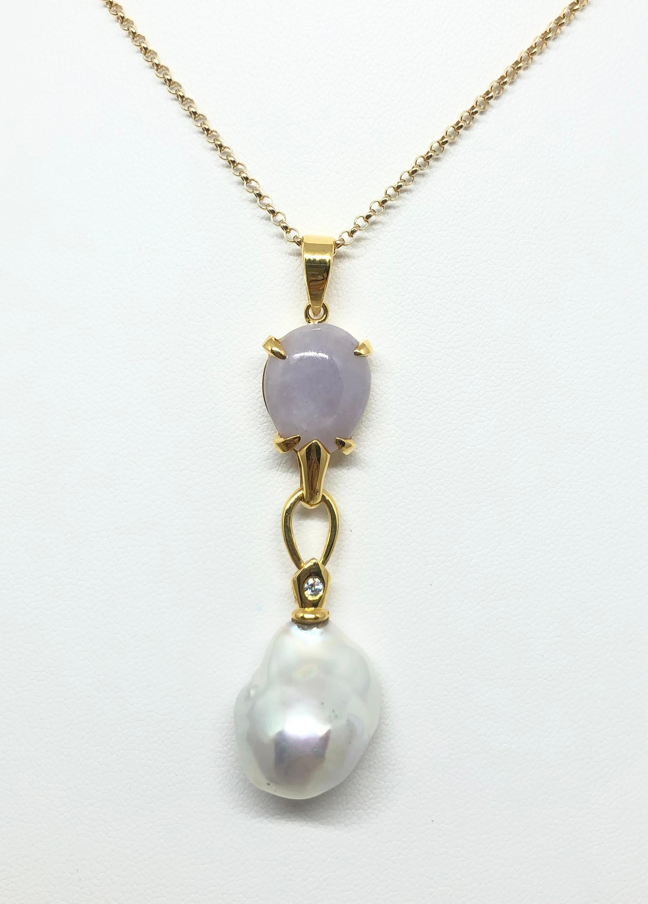 Perla dei mari del sud, giada di 8,70 carati e diamante di 0,03 carati con incastonatura in oro 18 carati
(catena non inclusa)

Larghezza: 1.5 cm 
Lunghezza: 6.0 cm
Peso totale: 9,35 grammi

