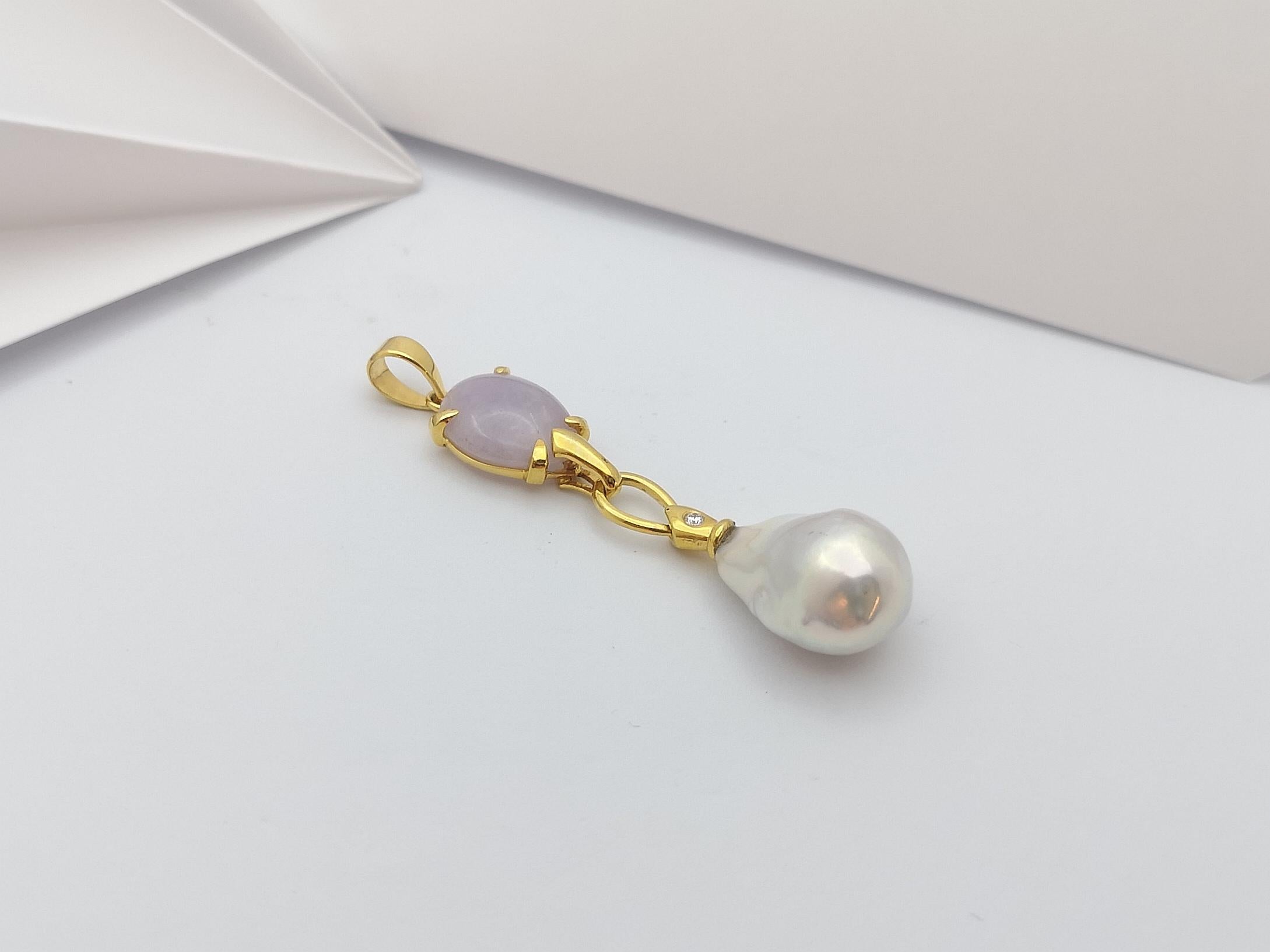 Perla dei mari del sud, giada e ciondolo con diamante incastonati in oro 18 carati in vendita 1