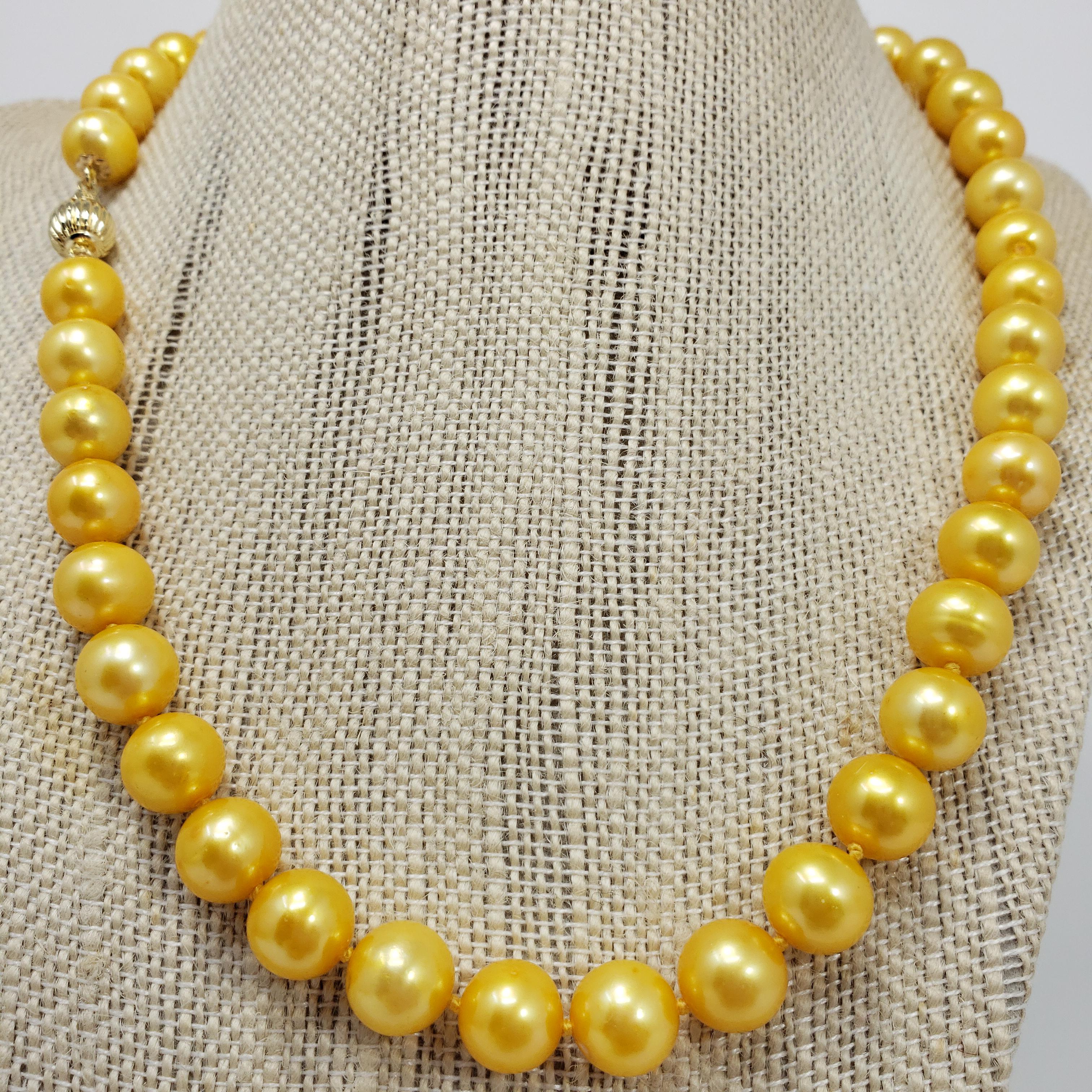 Un extravagant collier de perles des mers du Sud, comprenant un rang de perles brillantes sur un collier jaune noué. Accentué par un somptueux fermoir en or jaune 14K. Exquis !

Poinçons : 14K
Longueur 48cm
Les perles varient de 9,6 mm à 10 mm