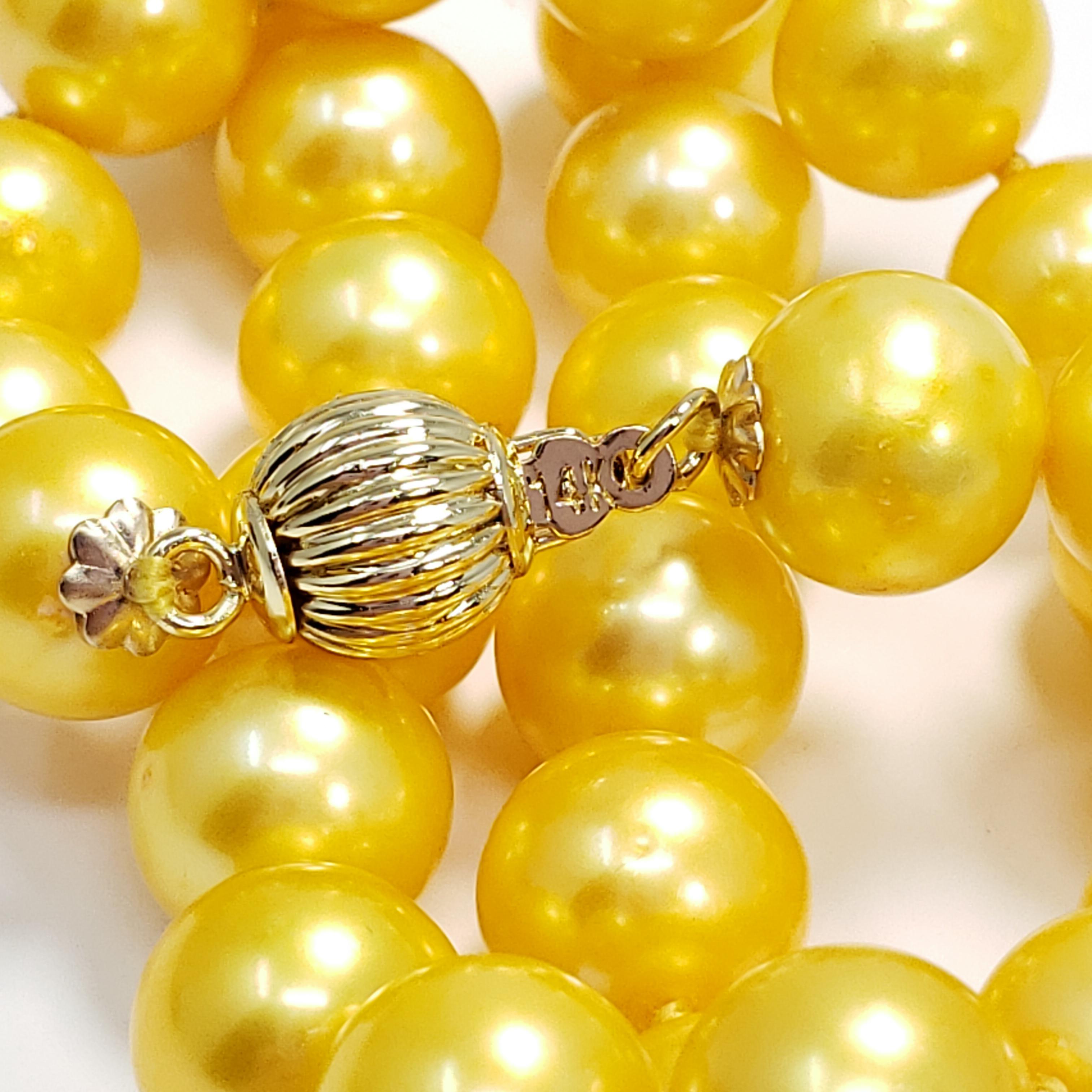 Collier à cordes nouées en perles des mers du Sud avec fermoir en or jaune 14 carats Excellent état - En vente à Milford, DE