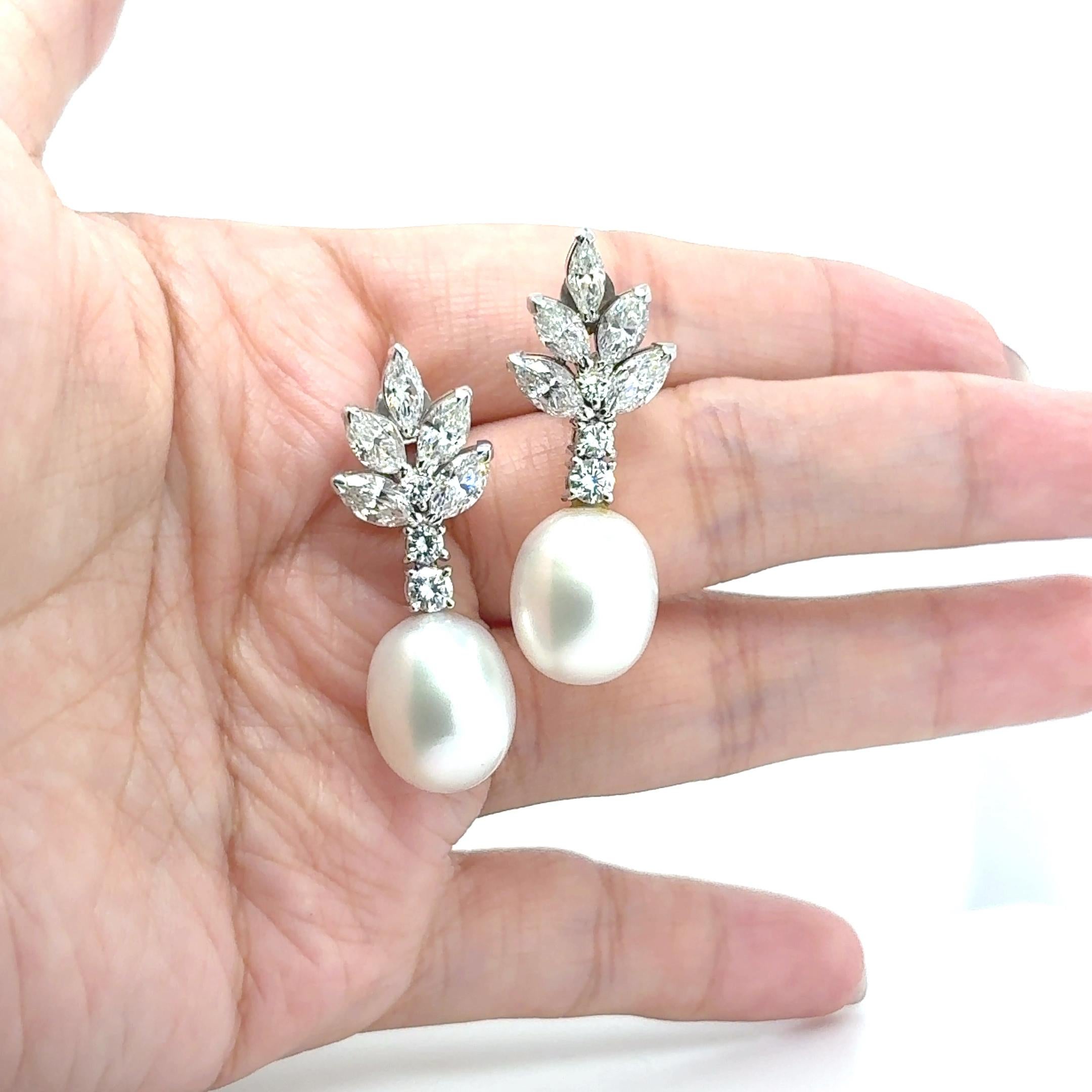 Due perle luminose, che simboleggiano la purezza e la saggezza, caratterizzano il design con il loro bagliore cremoso. 

Intorno, 4,32 carati di diamanti rotondi e marquise formano delicati motivi a foglia.

Il tutto realizzato in un fresco e