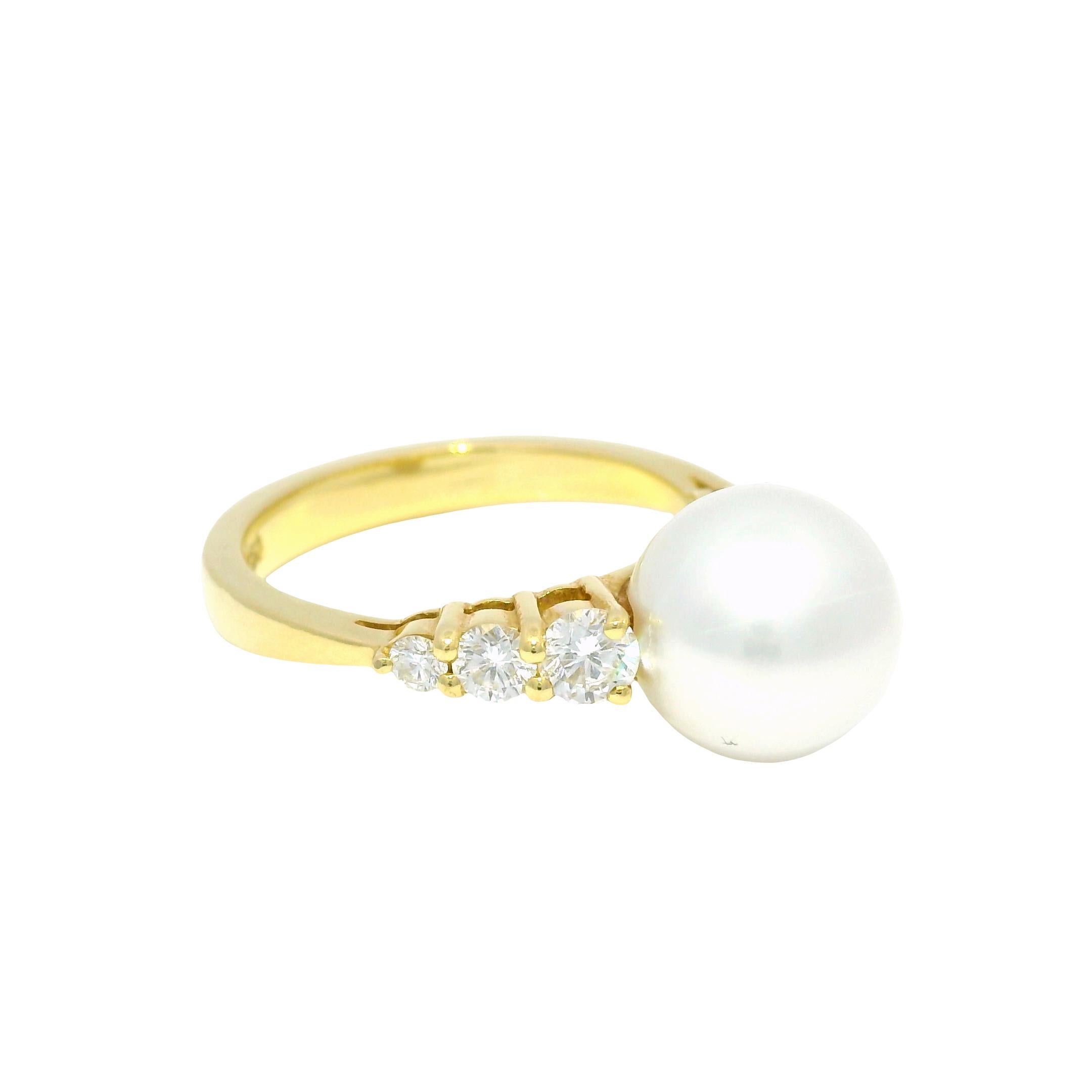 Moderne Bague 18 carats avec perles des mers du Sud et diamants naturels en stock en vente