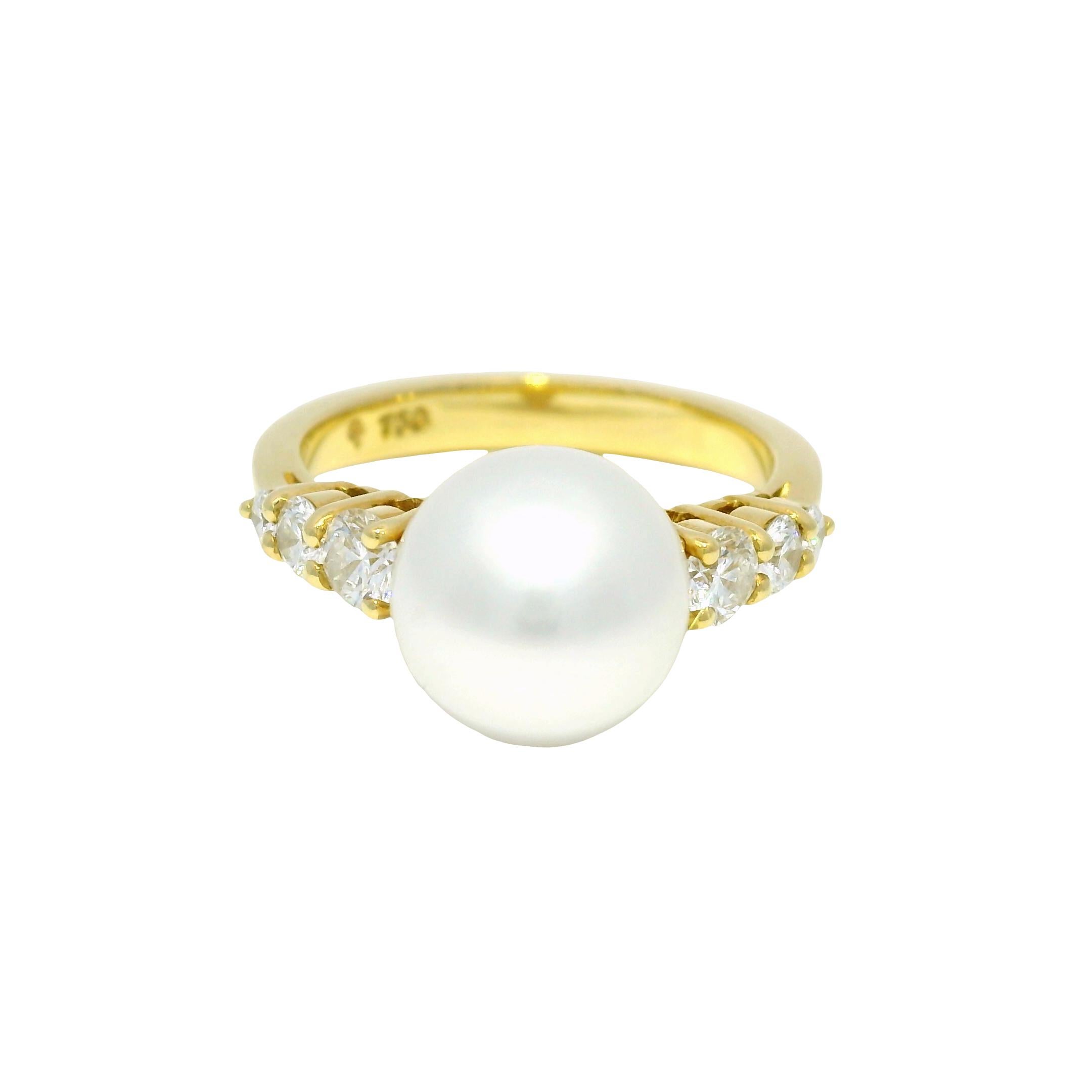 Taille ronde Bague 18 carats avec perles des mers du Sud et diamants naturels en stock en vente