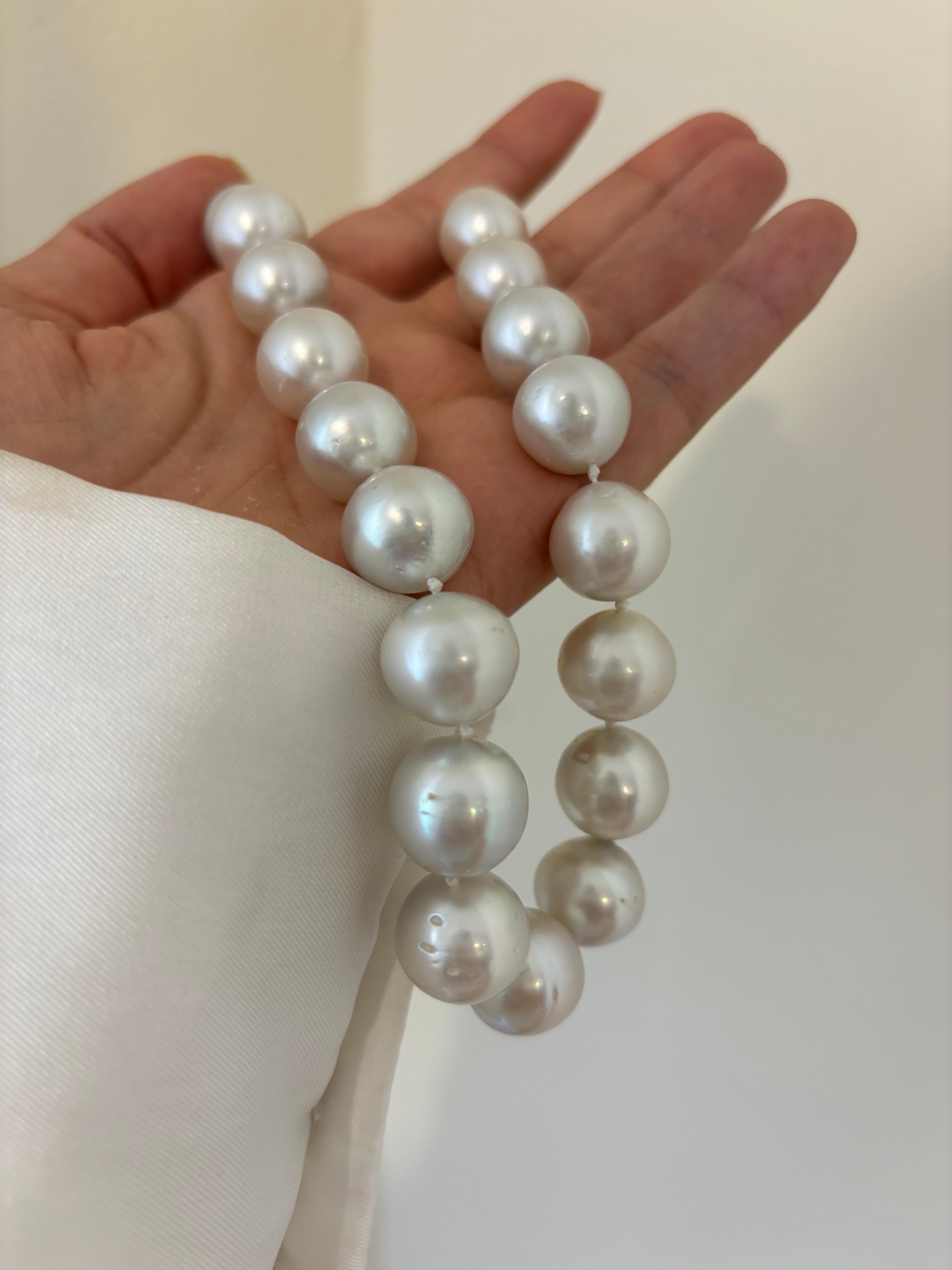 Südseeperlenkette, Verschluss aus 18 Karat Gold mit Diamanten von Michelle Massoura 5