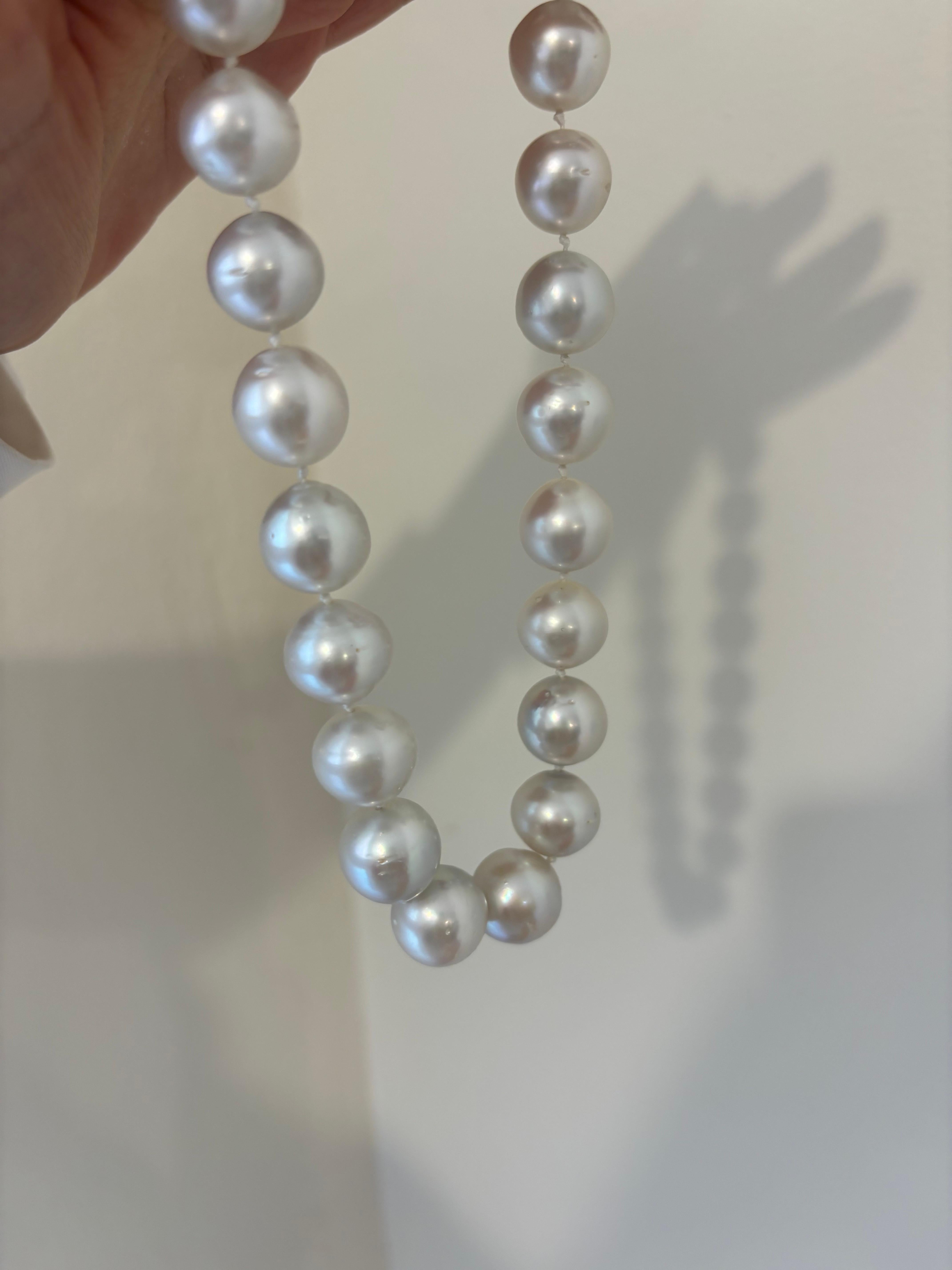 Südseeperlenkette, Verschluss aus 18 Karat Gold mit Diamanten von Michelle Massoura 6