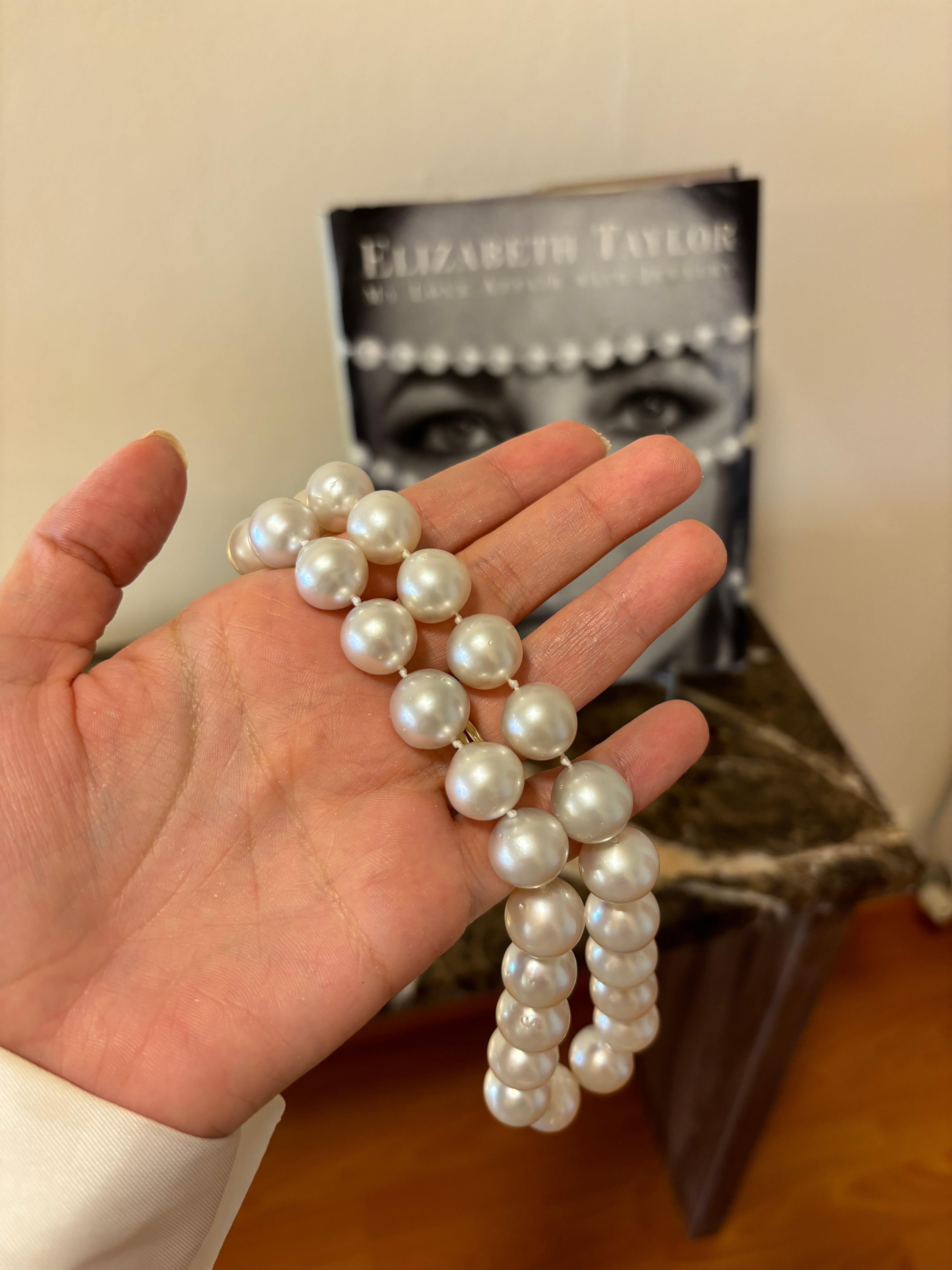 Südseeperlenkette, Verschluss aus 18 Karat Gold mit Diamanten von Michelle Massoura (Rundschliff)