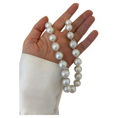 Collana di perle dei mari del sud, chiusura in oro 18 carati con diamanti di Michelle Massoura