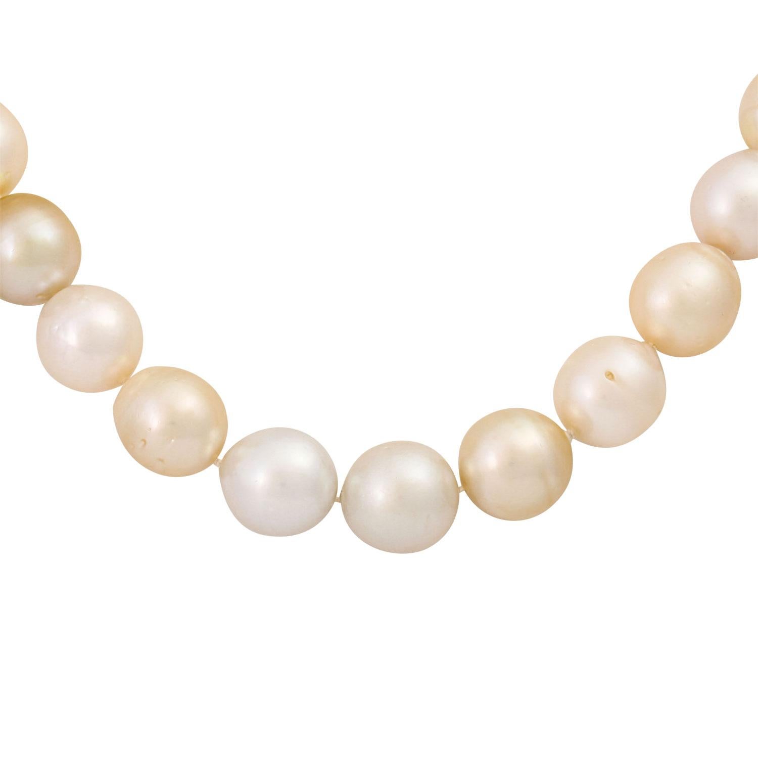 in baroque form with natural WMM, clasp GG 14K, L: approx. 45 cm, 21st century, good condition. (7)

 South Sea pearl necklace, 35 cultured pearls in baroque shape with natural growth marks, clasp YG 14K, L: approx. 45 cm, 21st century, good