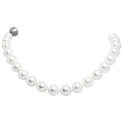 Collier de perles des mers du Sud avec fermoir en or 18 carats et diamants