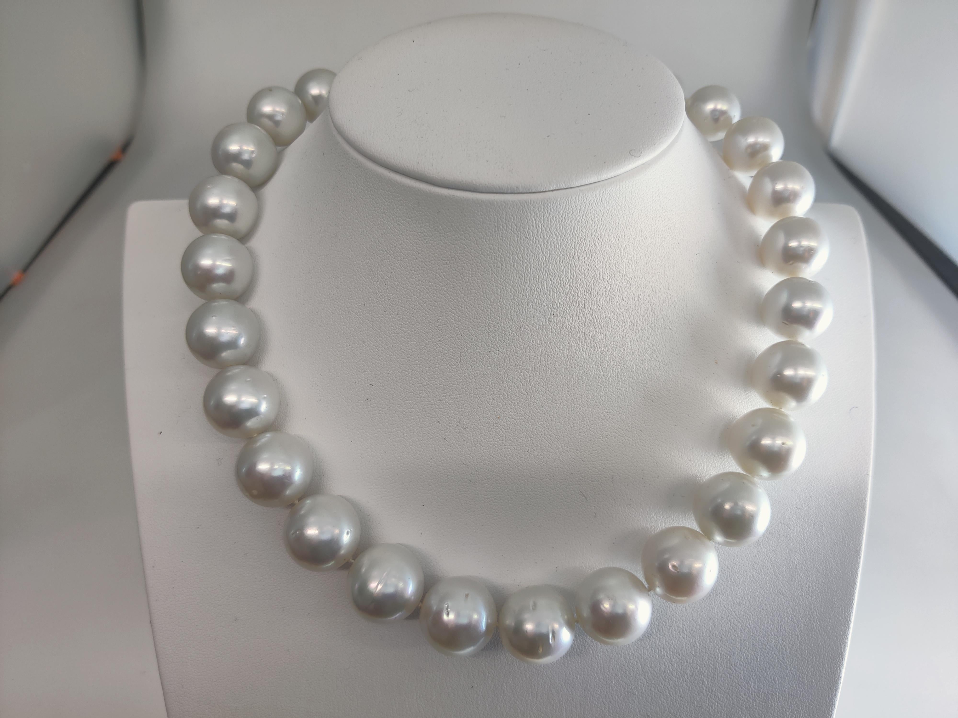 closure 18 k white gold diameter 13 mm diamonds
27 south sea pearls diameter from 12 to 15 mm
47 cm long
160,65 grams

