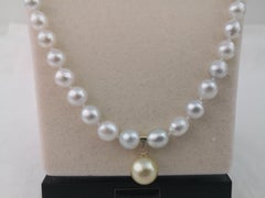 South Sea Pearl Necklace and Golden Pendant Round, 18 Karat Gold