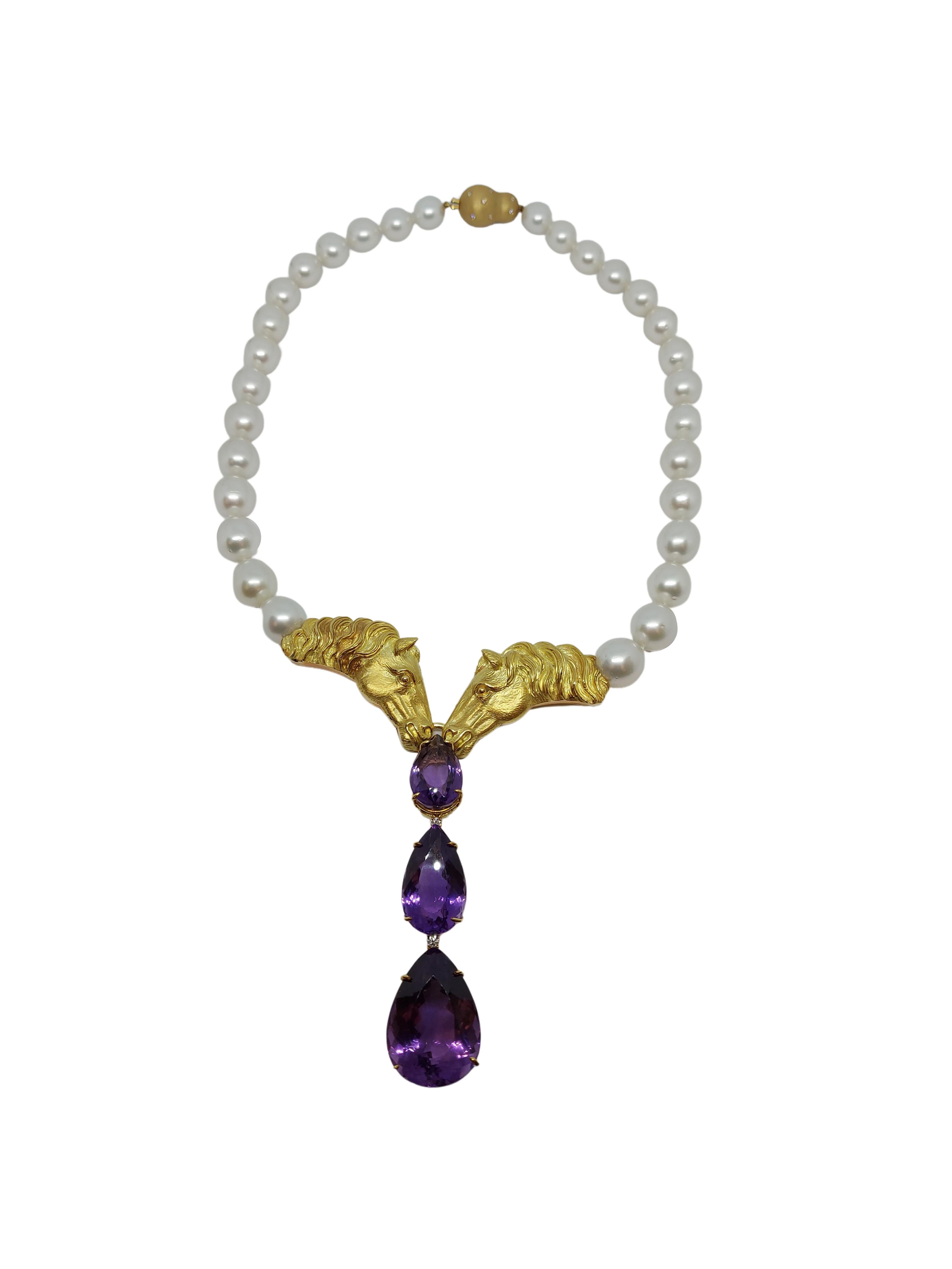 Artisan Collier de perles des mers du Sud et têtes de chevaux en or 18 carats fabriquées à la main, exemplaire unique en vente